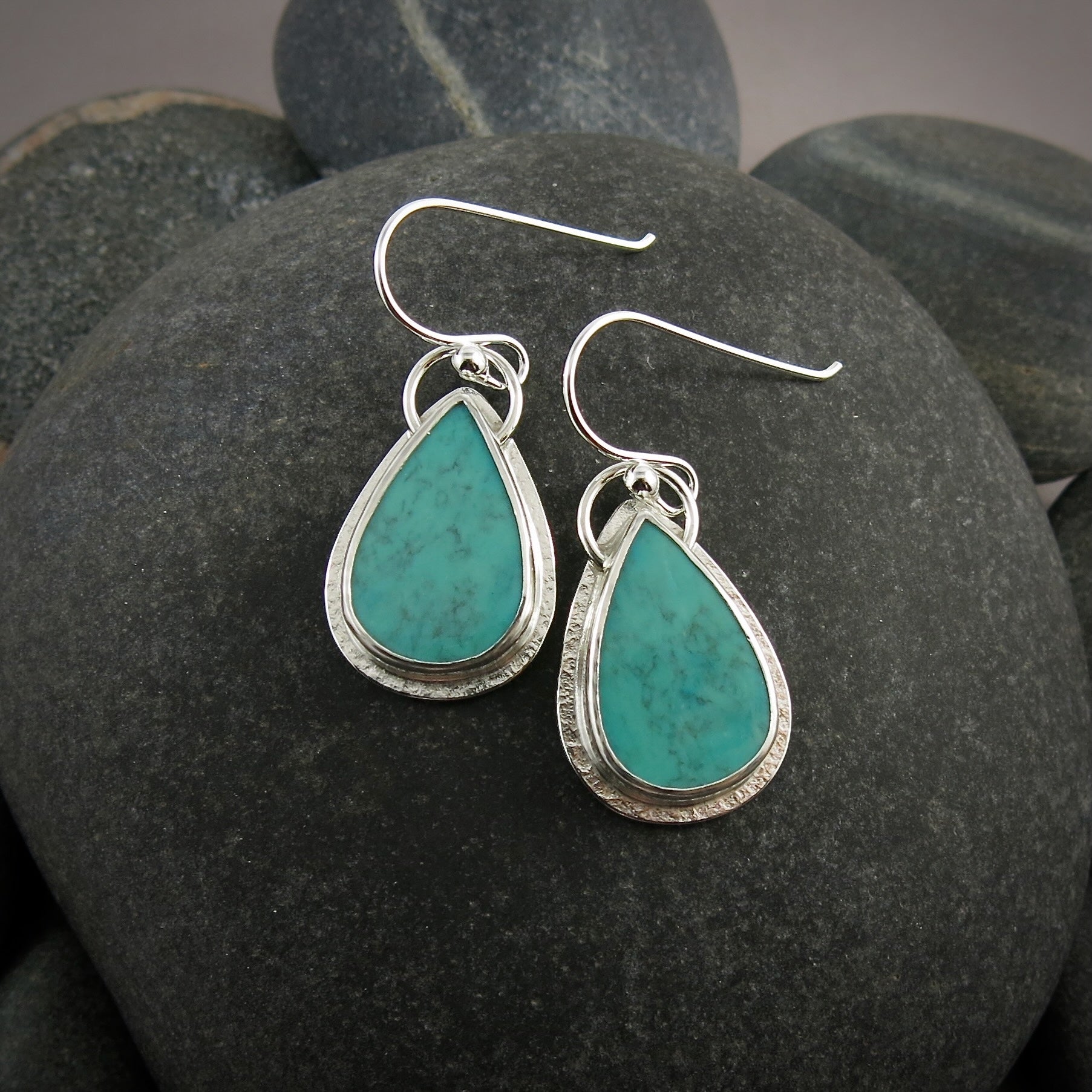 Boucles d'oreilles en forme de larme avec turquoise du Hubei • Argent sterling