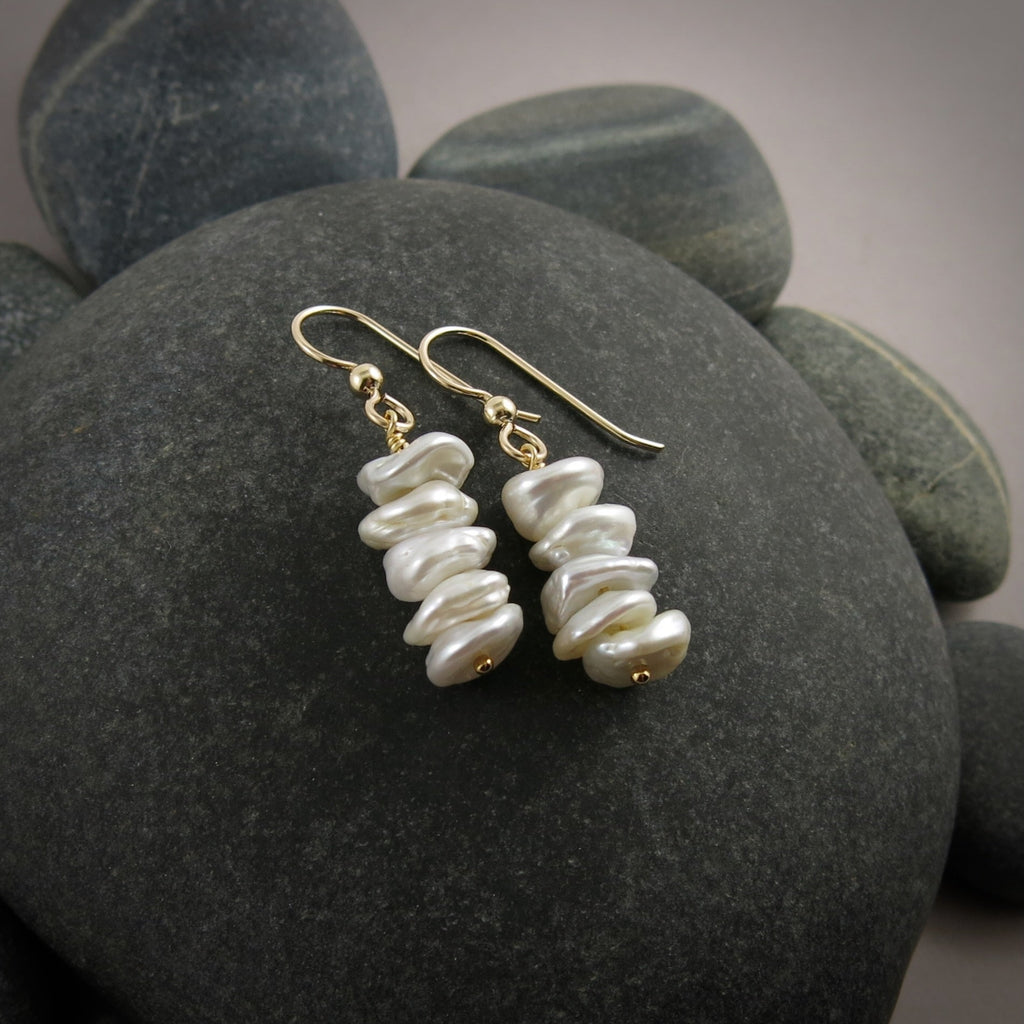 Boucles d'oreilles à volants en perles • Boucles d'oreilles empilables en perles Keshi blanches brillantes