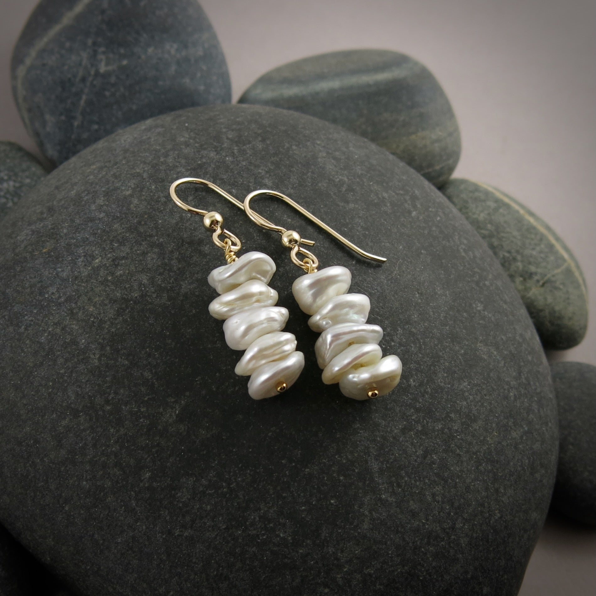 Boucles d'oreilles à volants en perles • Boucles d'oreilles empilables en perles Keshi blanches brillantes