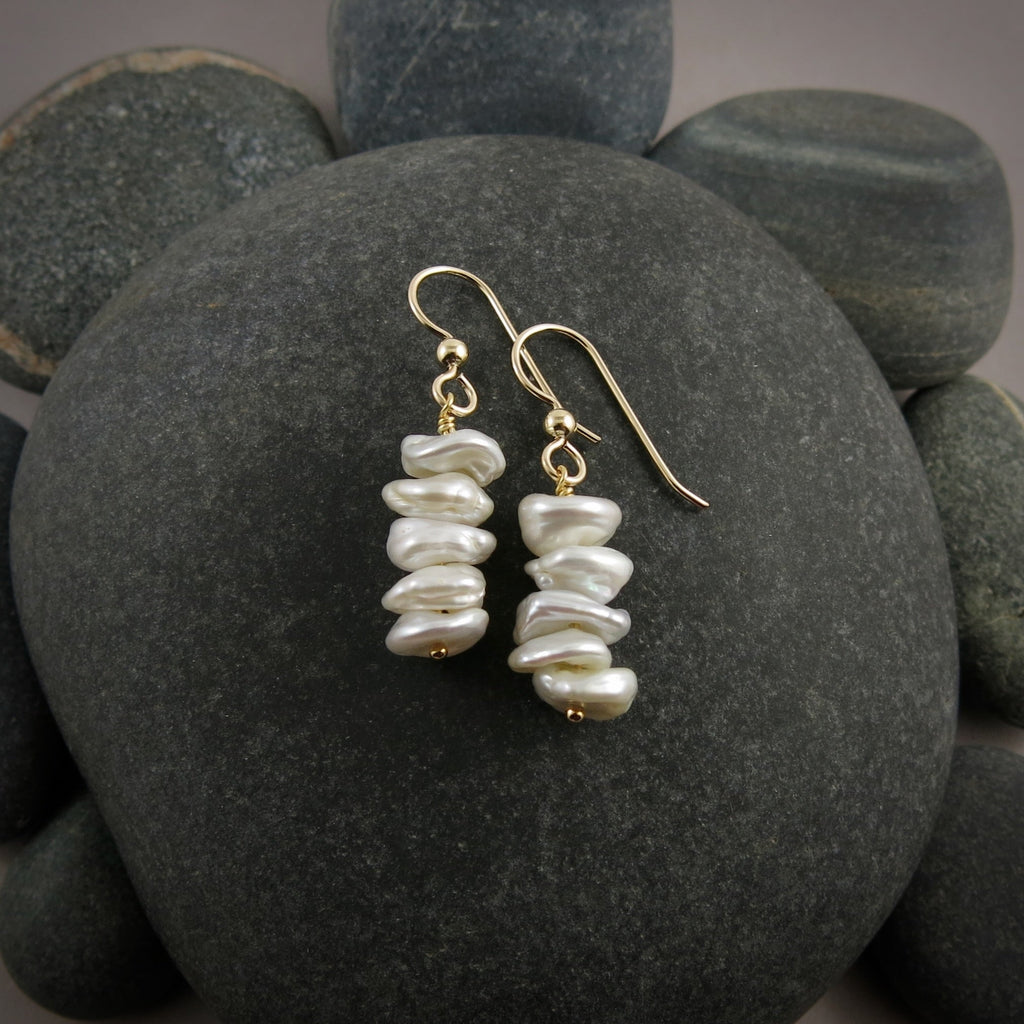 Boucles d'oreilles à volants en perles • Boucles d'oreilles empilables en perles Keshi blanches brillantes