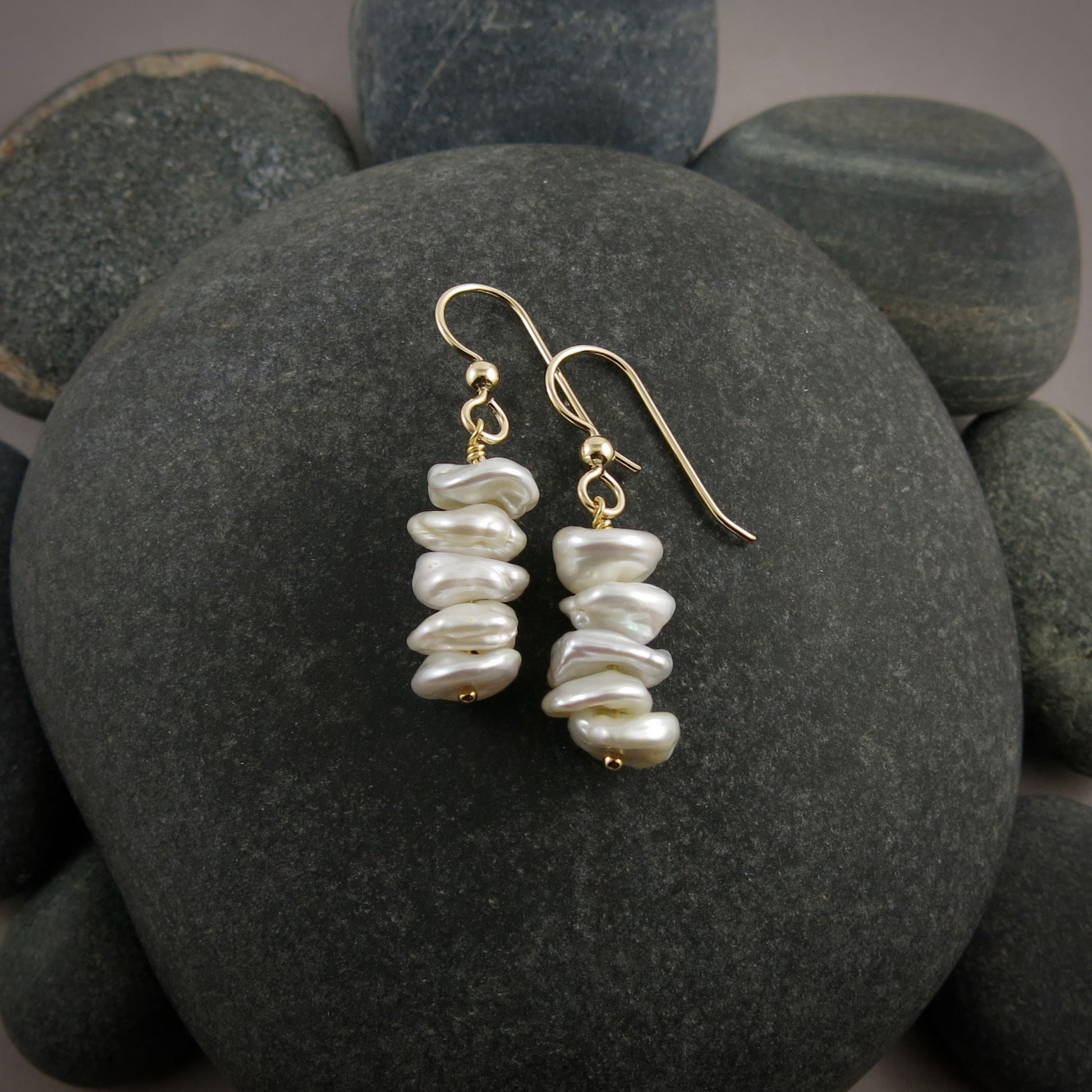 Boucles d'oreilles à volants en perles • Boucles d'oreilles empilables en perles Keshi blanches brillantes