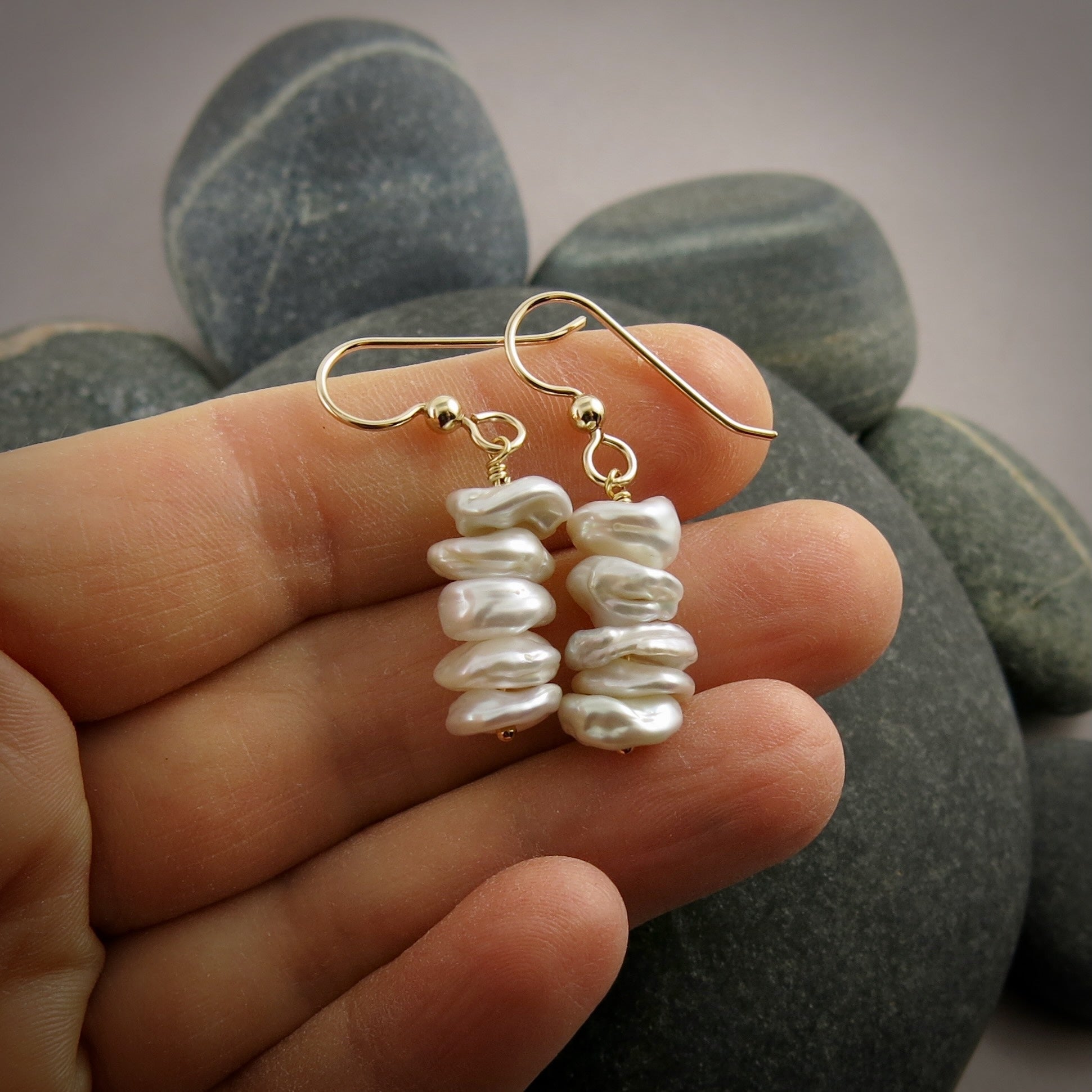 Boucles d'oreilles à volants en perles • Boucles d'oreilles empilables en perles Keshi blanches brillantes