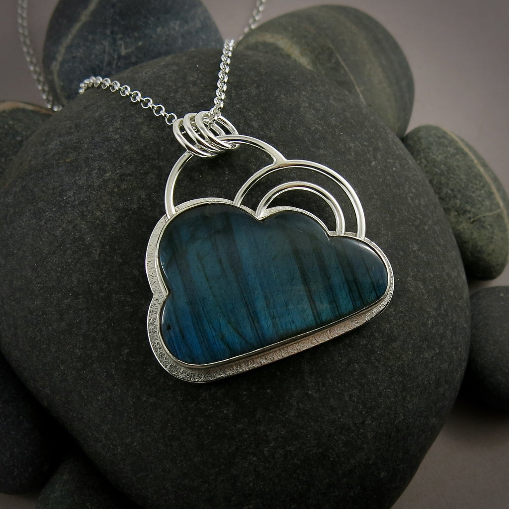 Collier Silver Linings Cloud avec un double arc-en-ciel • Nuage de labradorite bleu électrique en argent sterling