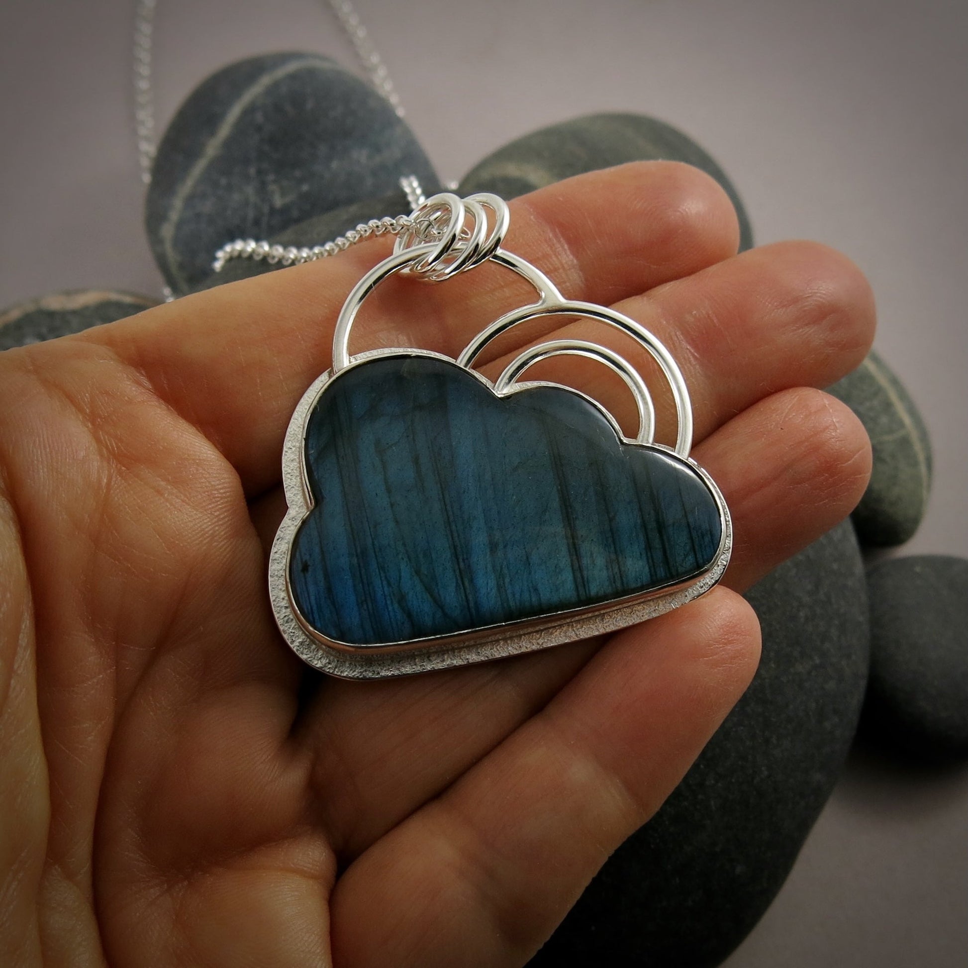 Collier Silver Linings Cloud avec un double arc-en-ciel • Nuage de labradorite bleu électrique en argent sterling