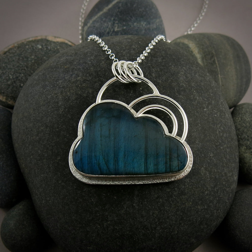 Collier Silver Linings Cloud avec un double arc-en-ciel • Nuage de labradorite bleu électrique en argent sterling