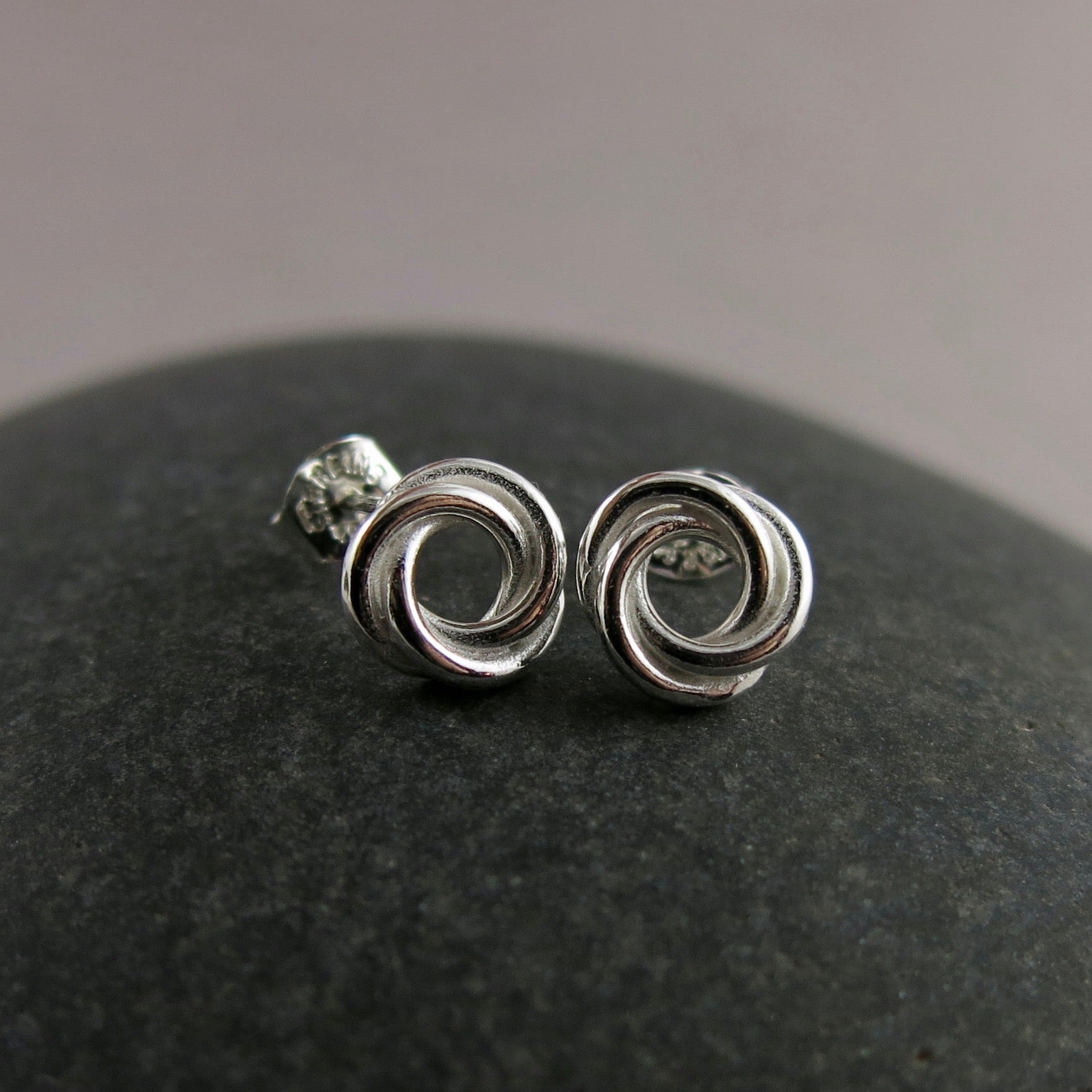 Boucles d'oreilles à tige Love Knot • Argent sterling