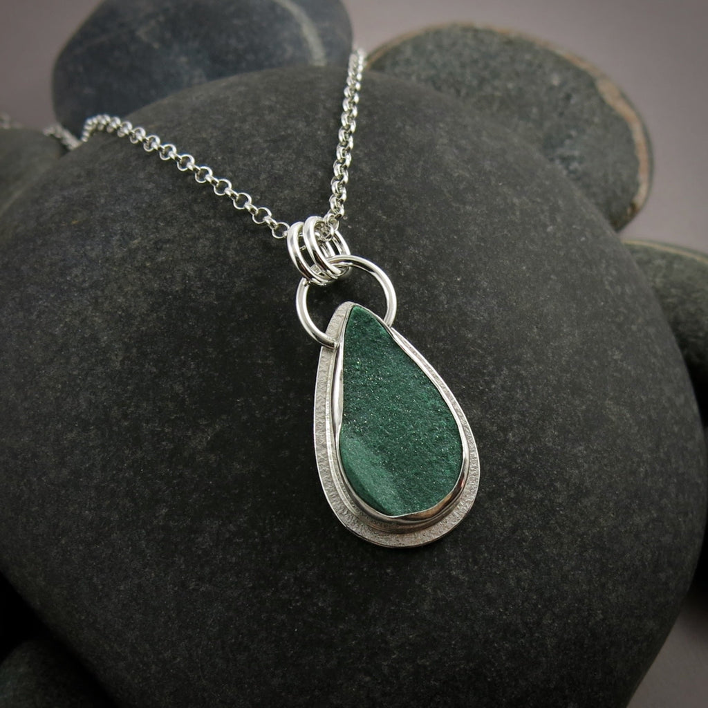 Pendentif en forme de larme en malachite druzy II • Collection Wild Earth