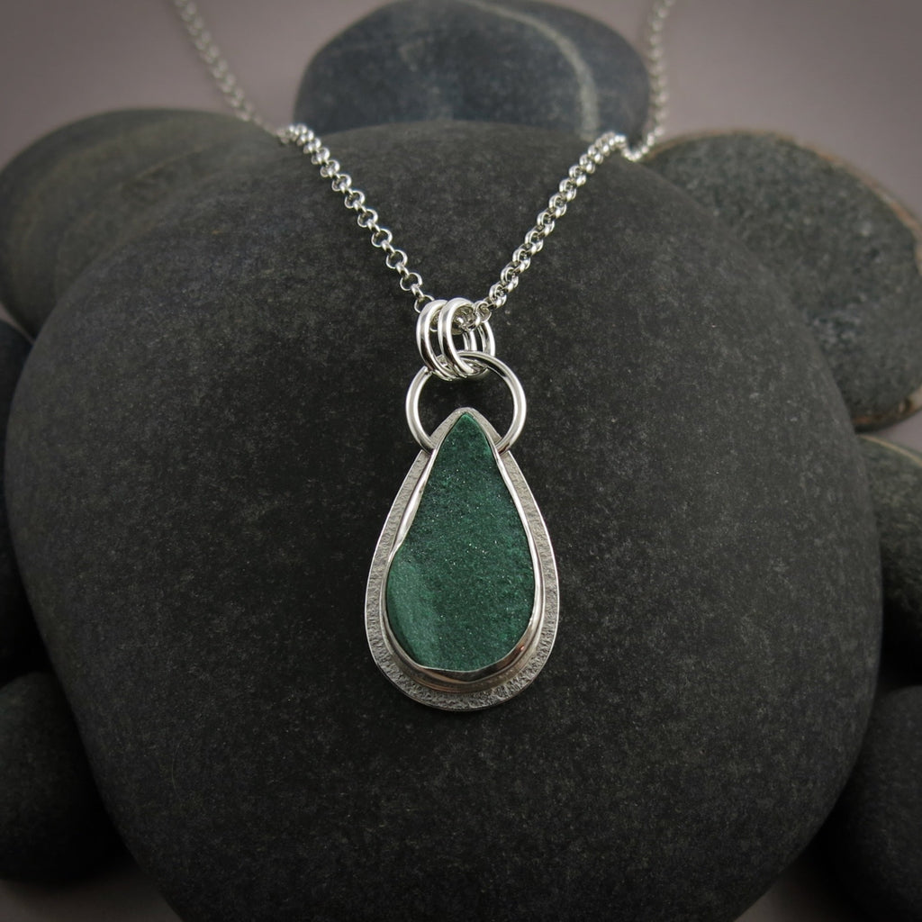 Pendentif en forme de larme en malachite druzy II • Collection Wild Earth