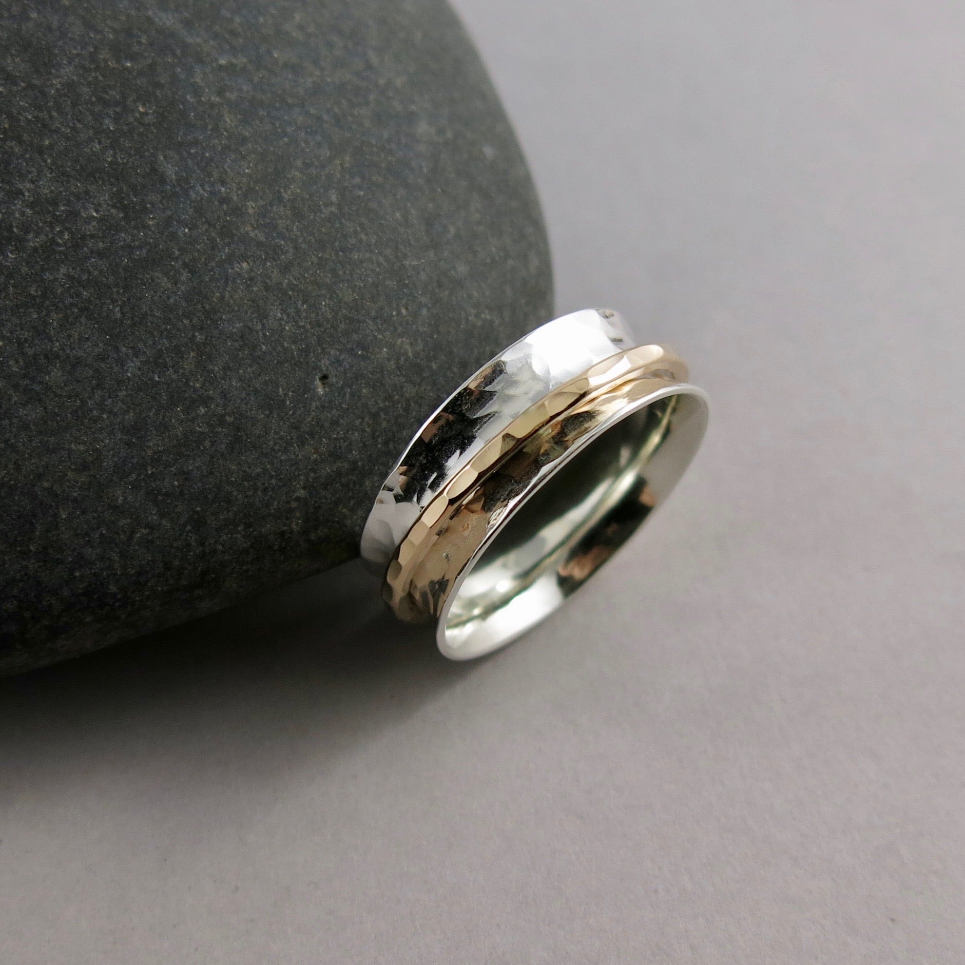 Bague de méditation en argent et or • Bande en argent texturée martelée avec une seule toupie remplie d'or