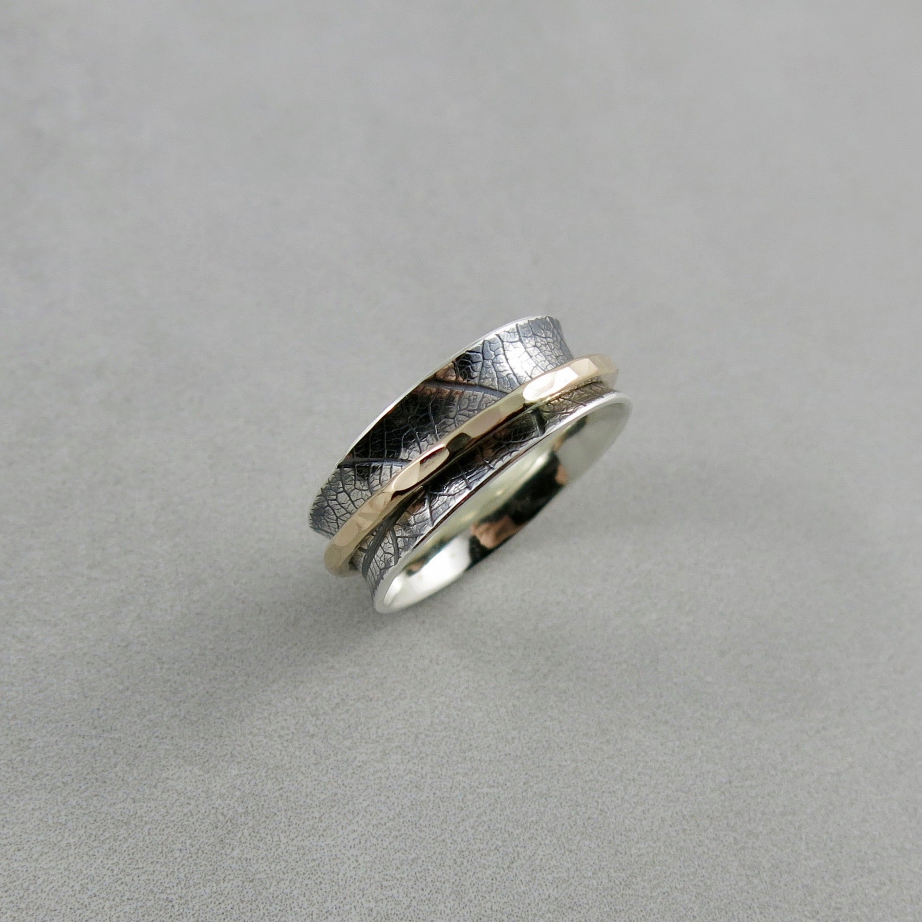 Bague de méditation en argent et or • Bande en argent imprimée de feuilles avec une seule toupie remplie d'or