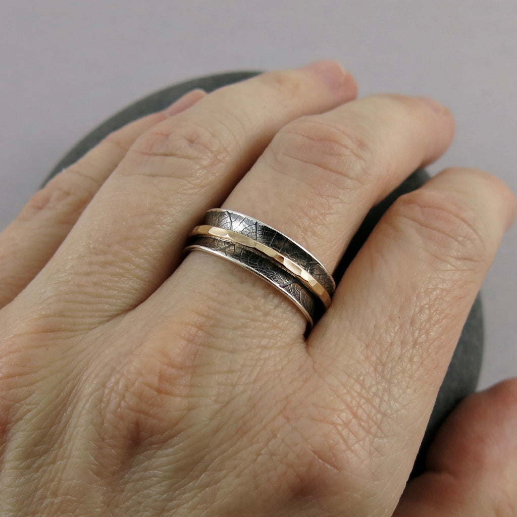 Bague de méditation en argent et or • Bande en argent imprimée de feuilles avec une seule toupie remplie d'or
