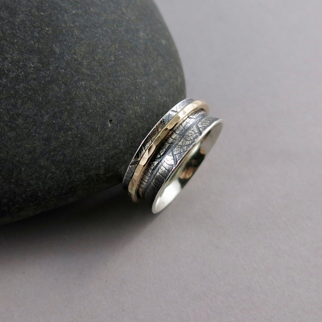 Bague de méditation en argent et or • Bande en argent imprimée de feuilles avec une seule toupie remplie d'or