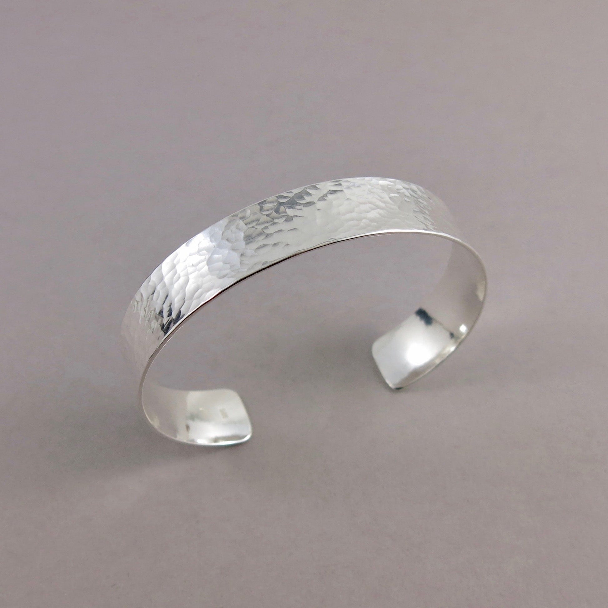Bracelet manchette concave en argent • Largeur moyenne • Argent sterling texturé martelé