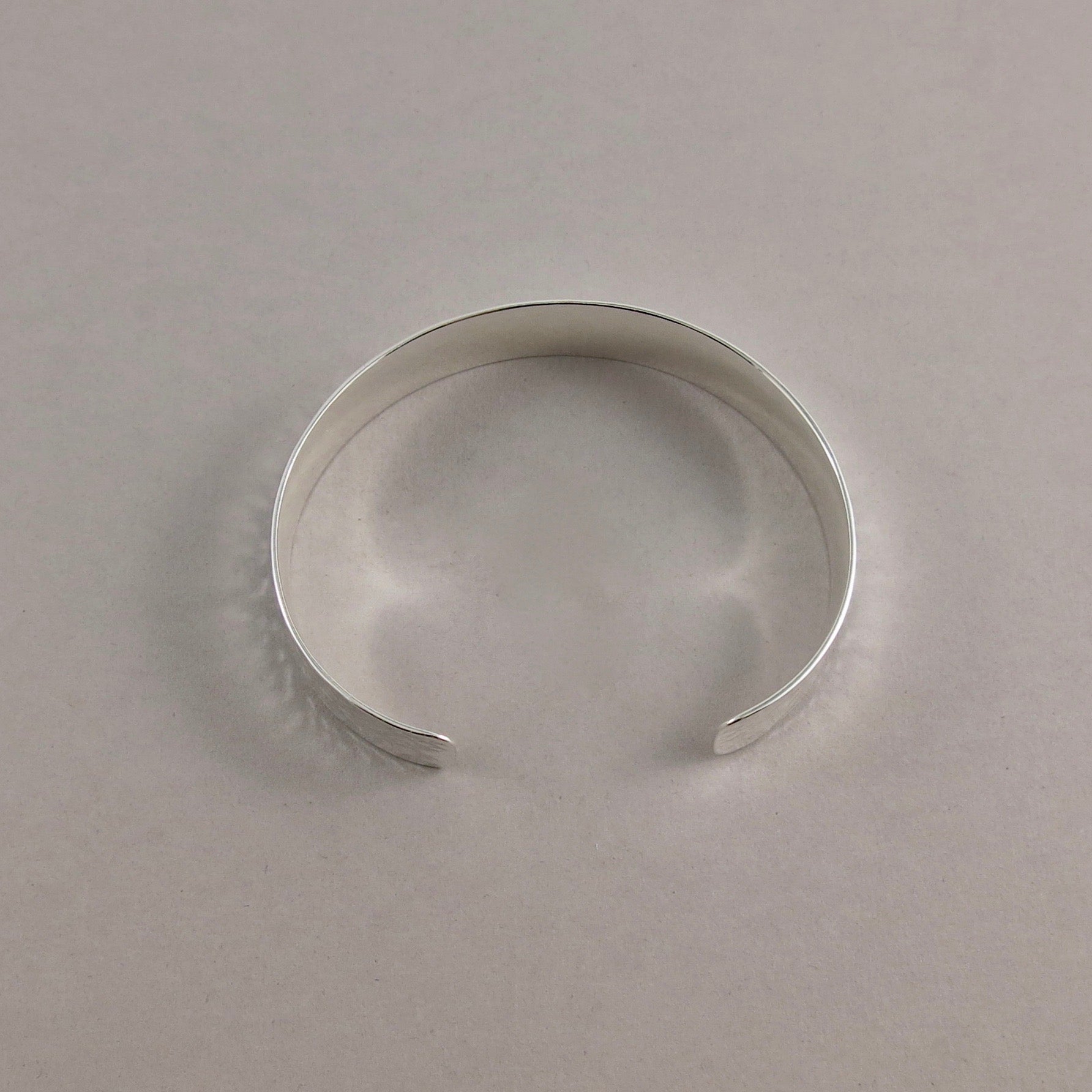 Bracelet manchette concave en argent • Largeur moyenne • Argent sterling texturé martelé