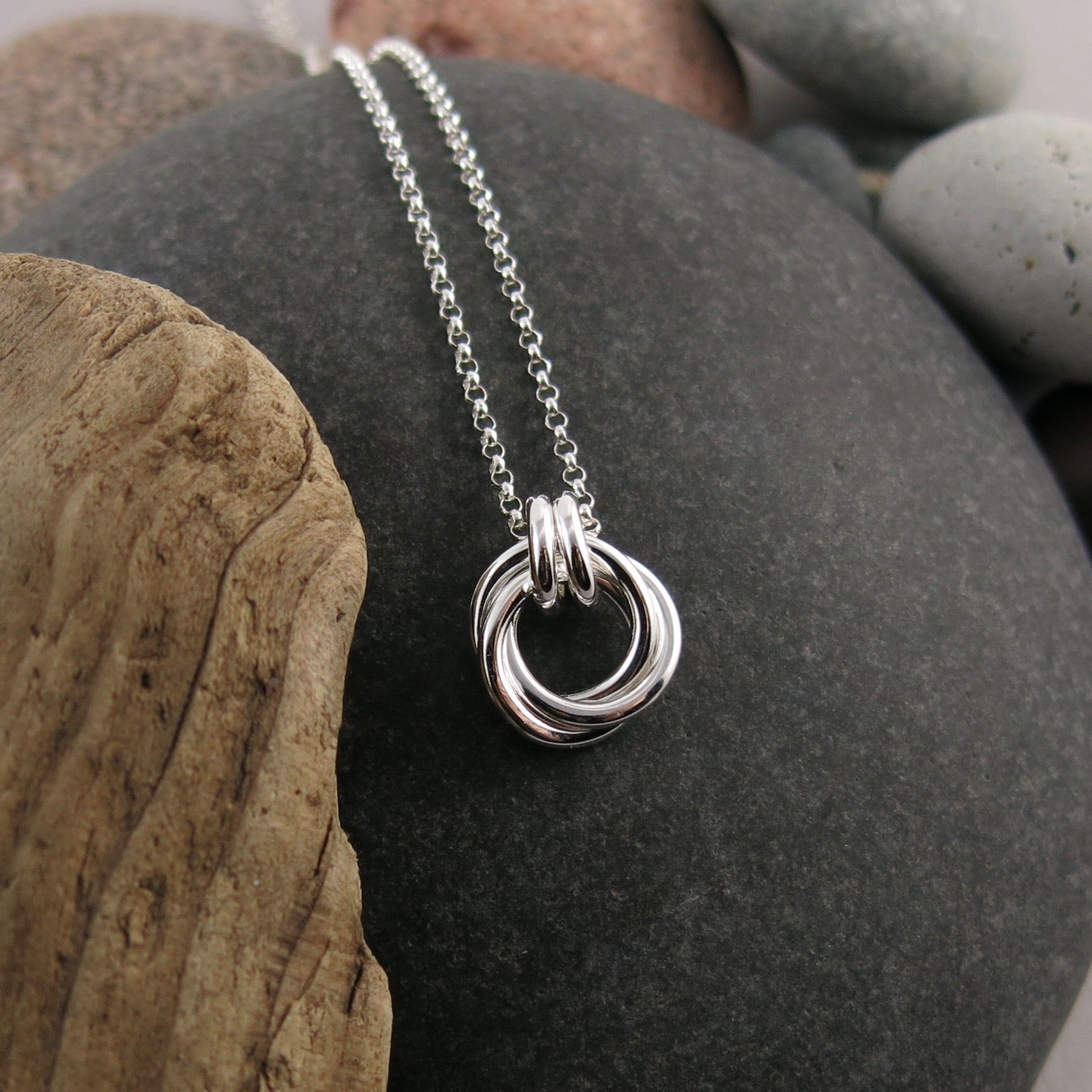 Mini collier nœud d'amour intemporel • Collier trio de nœuds en argent sterling avec chaîne rolo