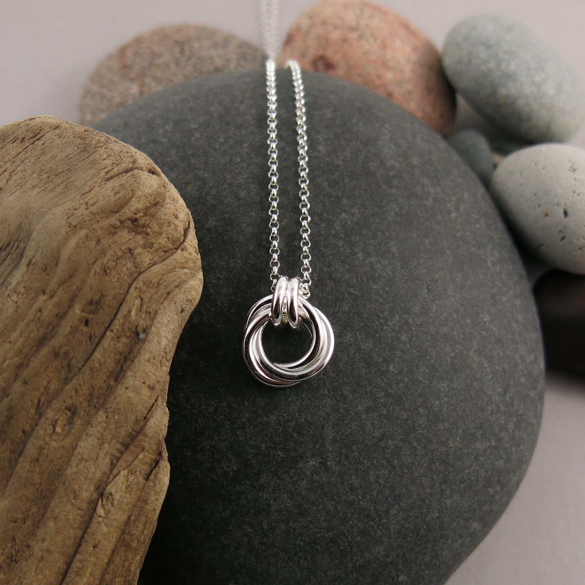 Mini collier nœud d'amour intemporel • Collier trio de nœuds en argent sterling avec chaîne rolo