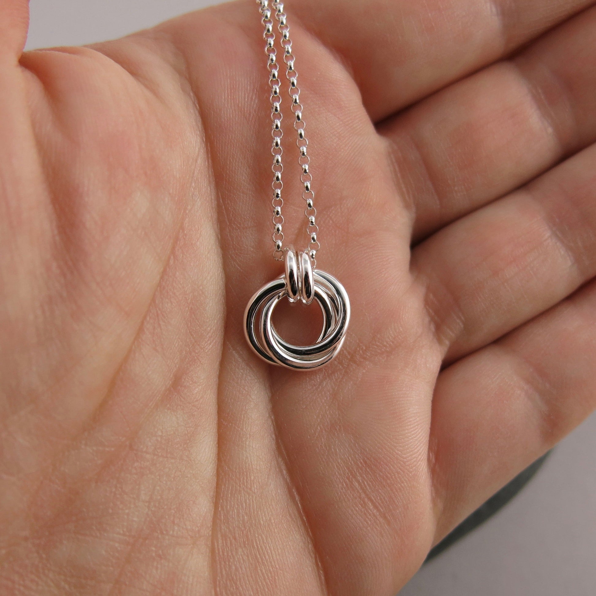 Mini collier nœud d'amour intemporel • Collier trio de nœuds en argent sterling avec chaîne rolo