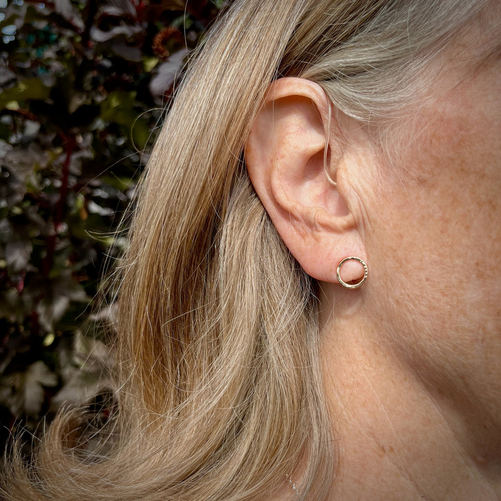 Clous d'oreilles Gold Breathe • Boucles d'oreilles à tige minimalistes en or 14 carats