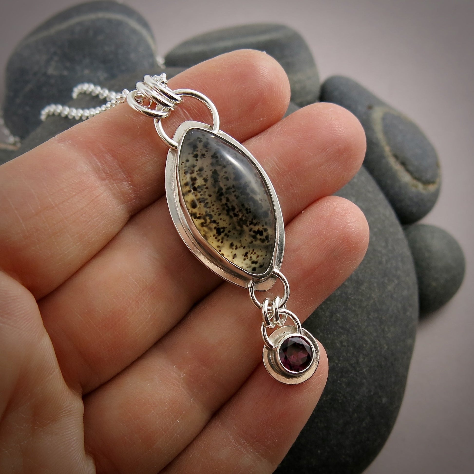 Collier en agate du Montana et grenat rhodolite • Argent sterling • Collection Scenic Wonders