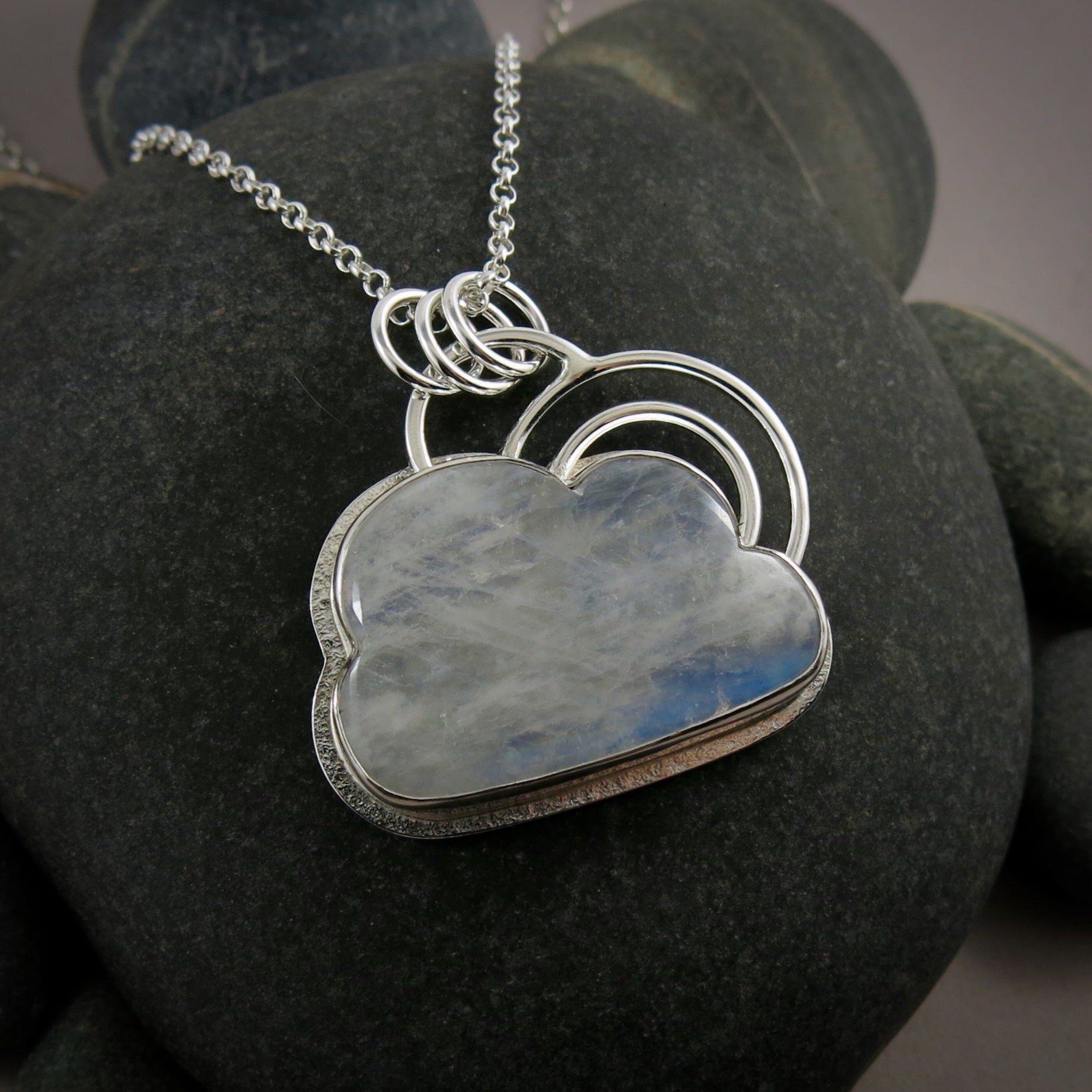 Collier Nuage Silver Linings • Pierre précieuse Nuage en Pierre de Lune Arc-en-ciel en Argent Sterling