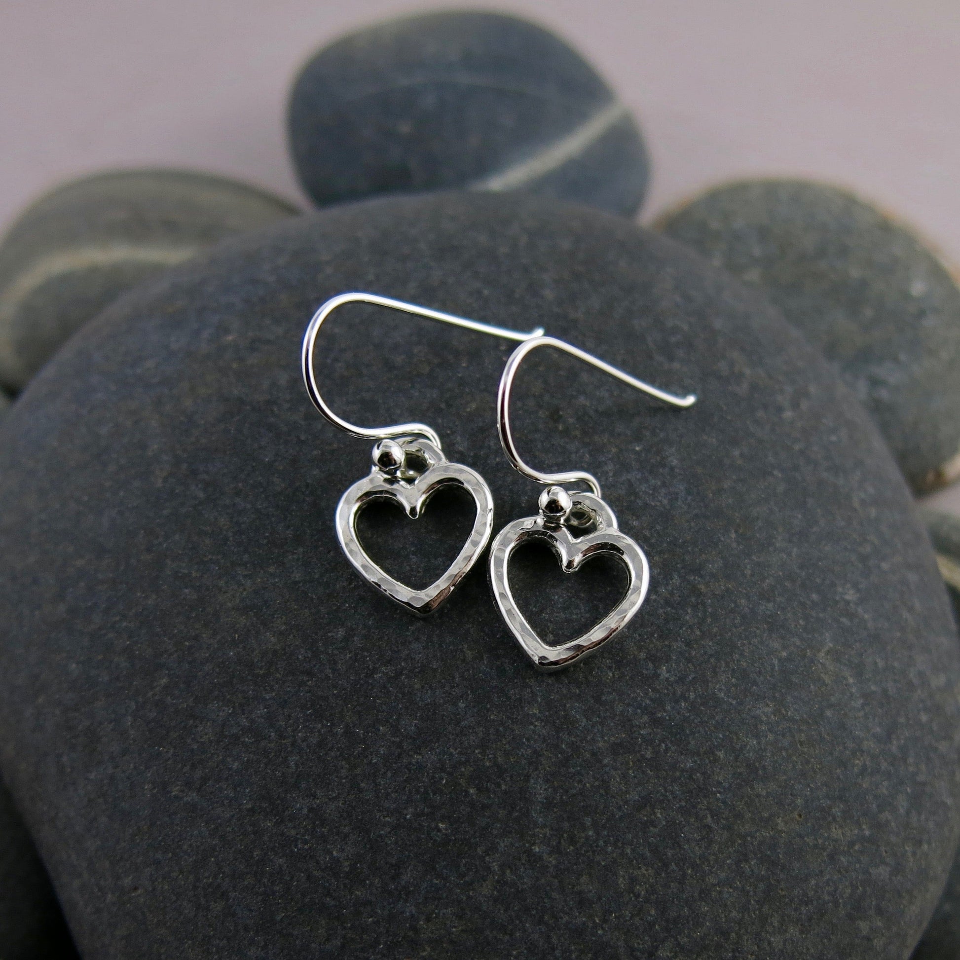 Boucles d'oreilles pendantes en forme de cœur ouvert • Argent sterling