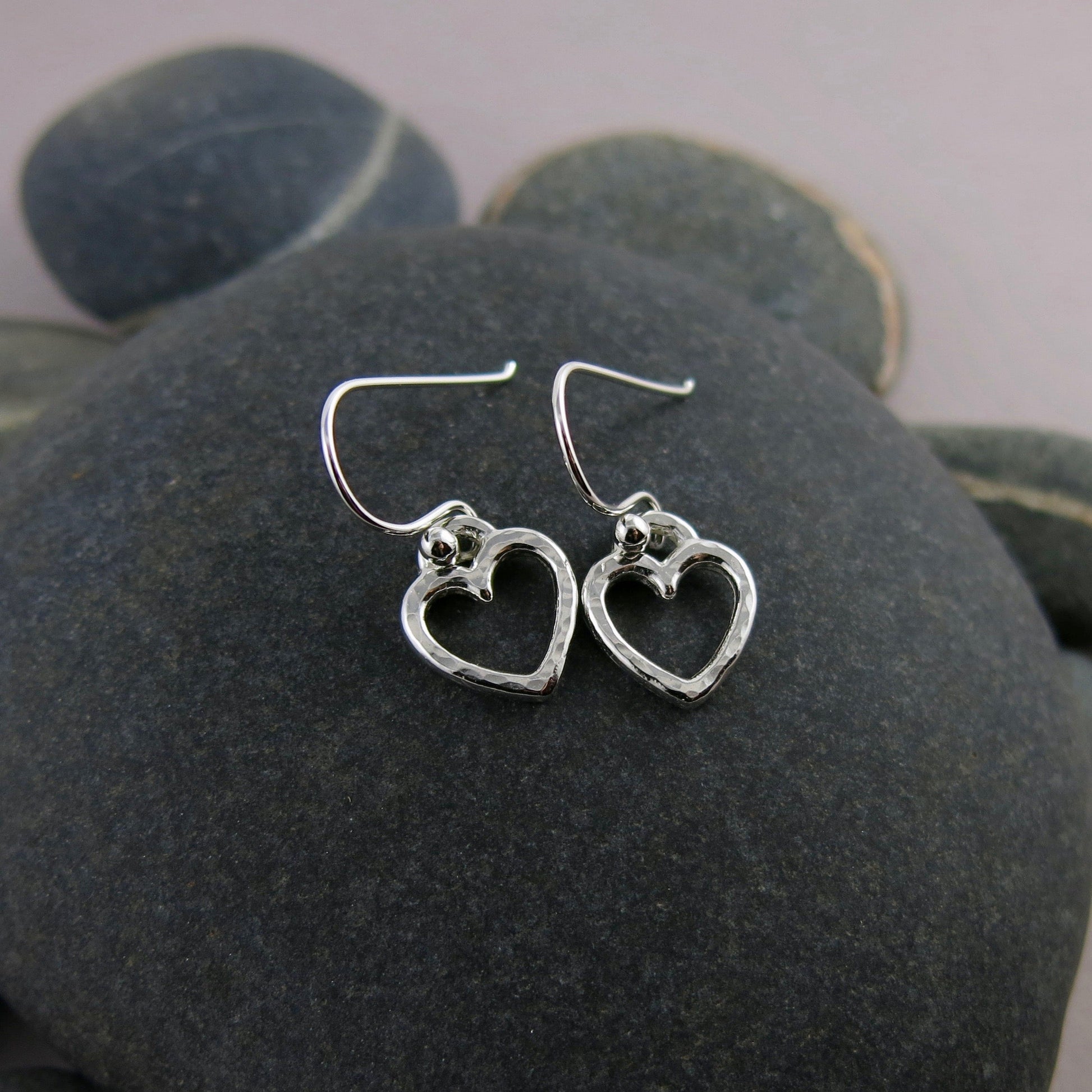 Boucles d'oreilles pendantes en forme de cœur ouvert • Argent sterling