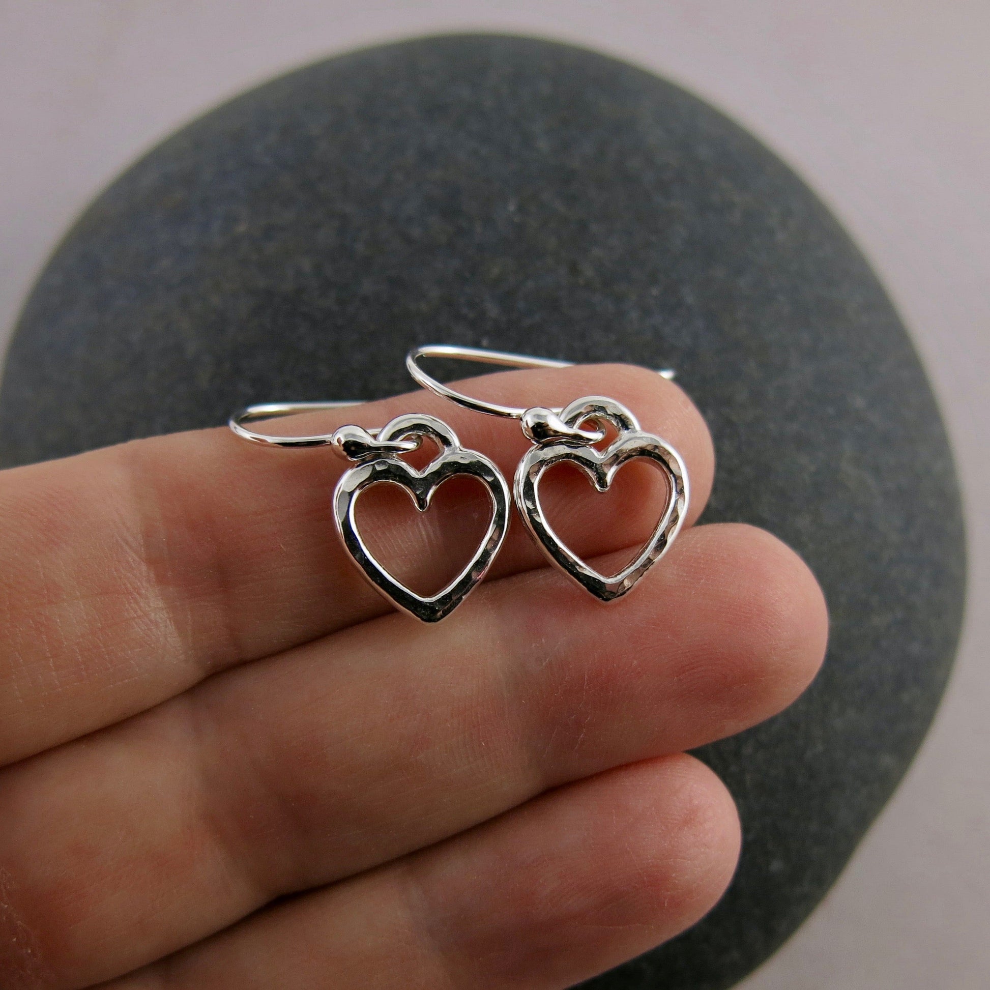 Boucles d'oreilles pendantes en forme de cœur ouvert • Argent sterling