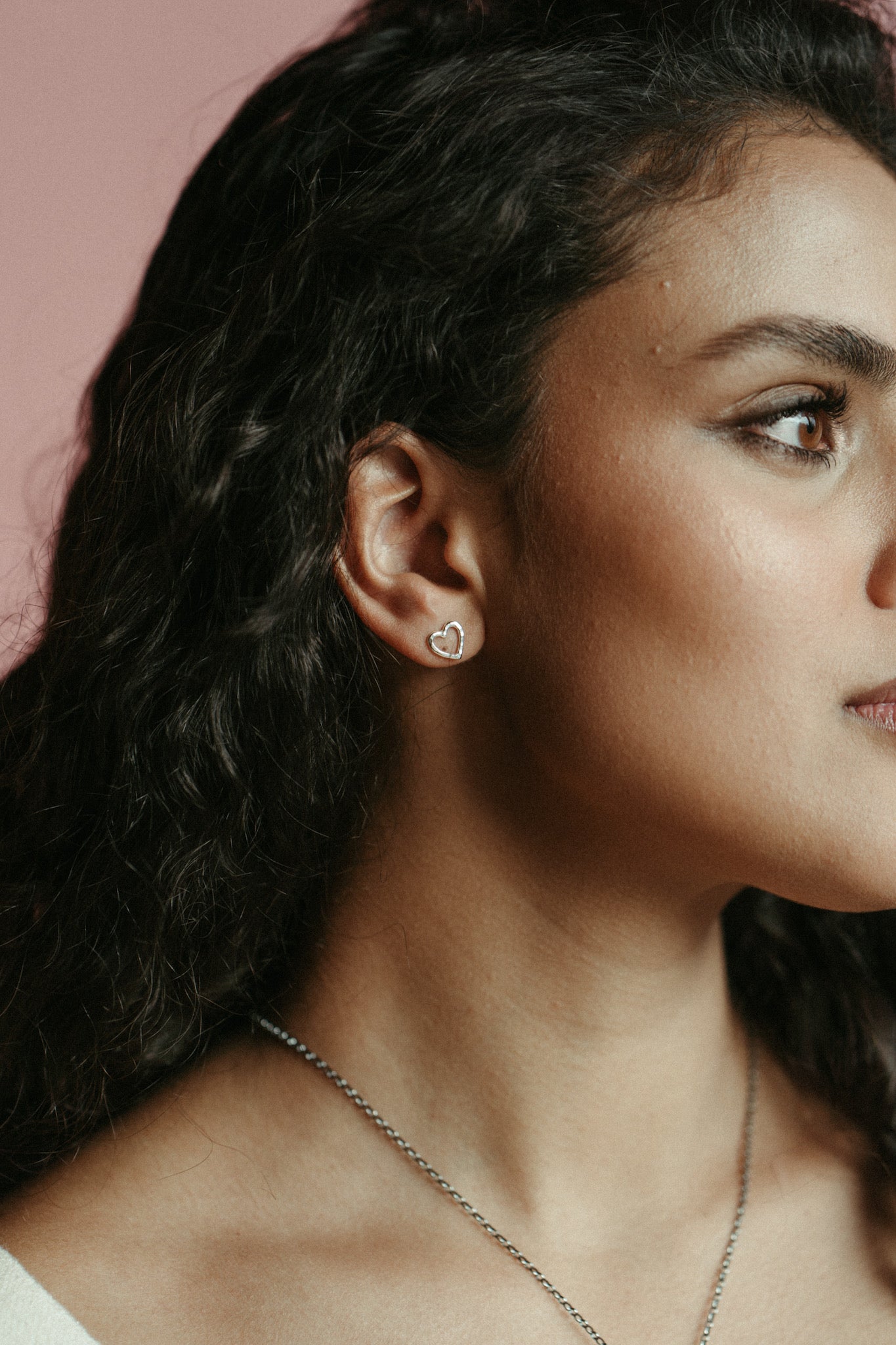 Boucles d'oreilles à tige en forme de cœur ouvert • Argent sterling