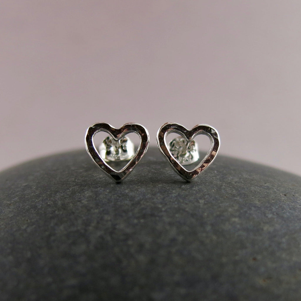 Boucles d'oreilles à tige en forme de cœur ouvert • Argent sterling