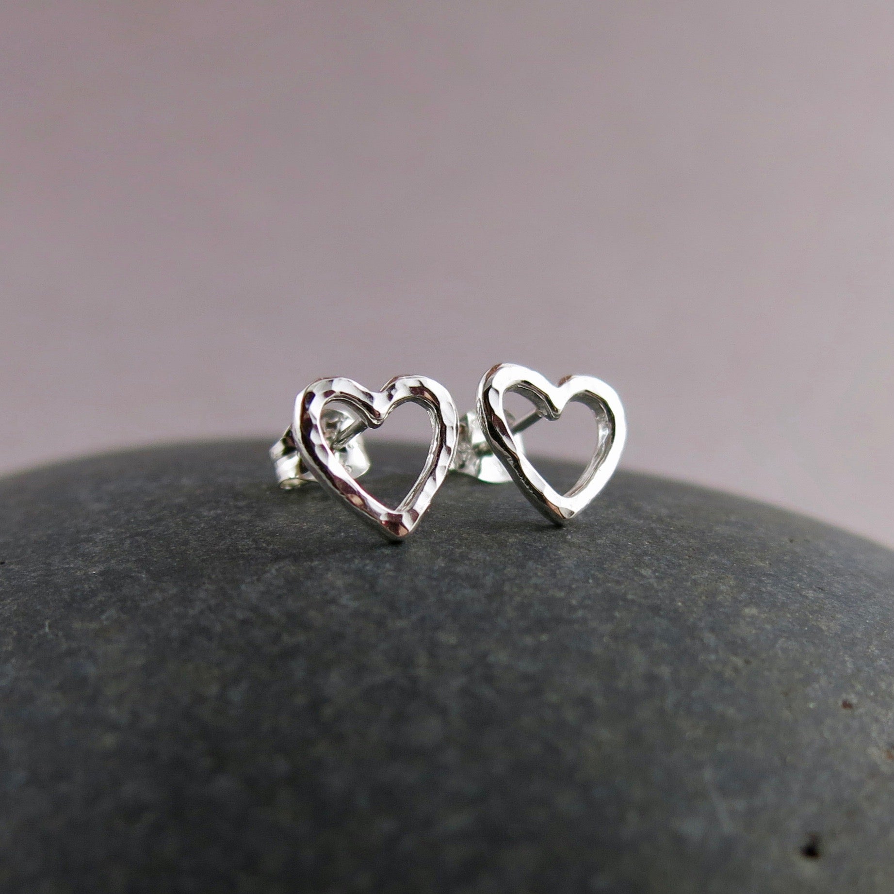 Boucles d'oreilles à tige en forme de cœur ouvert • Argent sterling