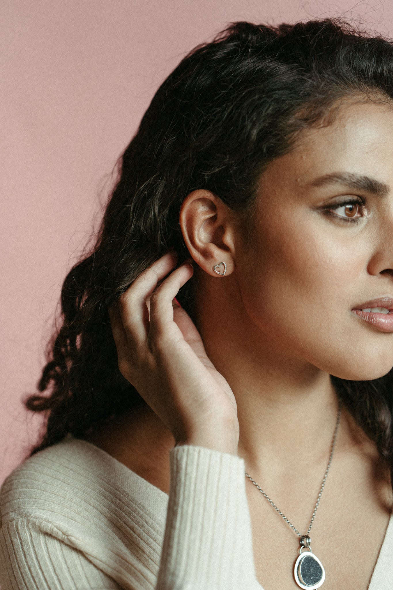 Boucles d'oreilles à tige en forme de cœur ouvert • Argent sterling