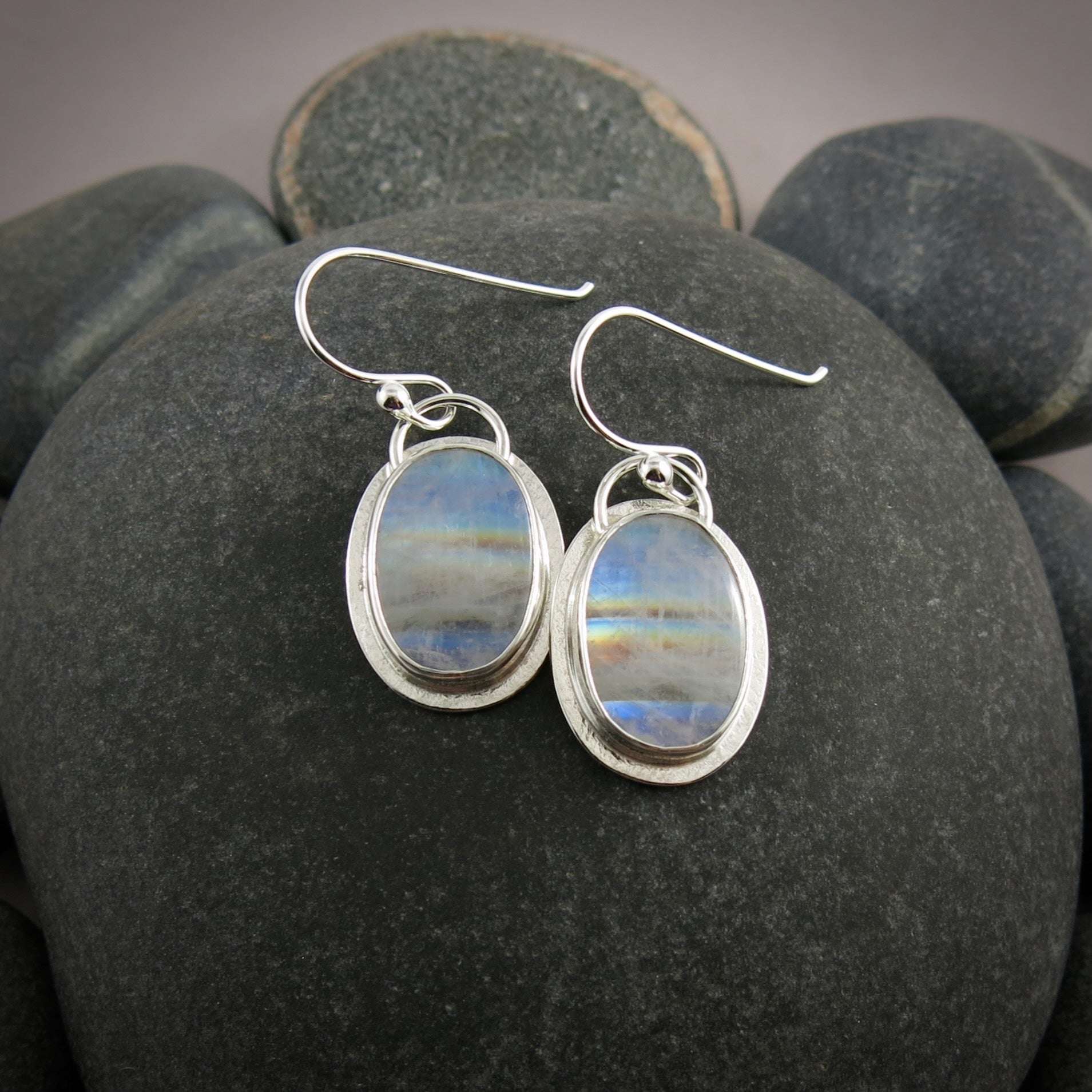 Boucles d'oreilles ovales en pierre de lune arc-en-ciel Super Rainbowy • Argent sterling