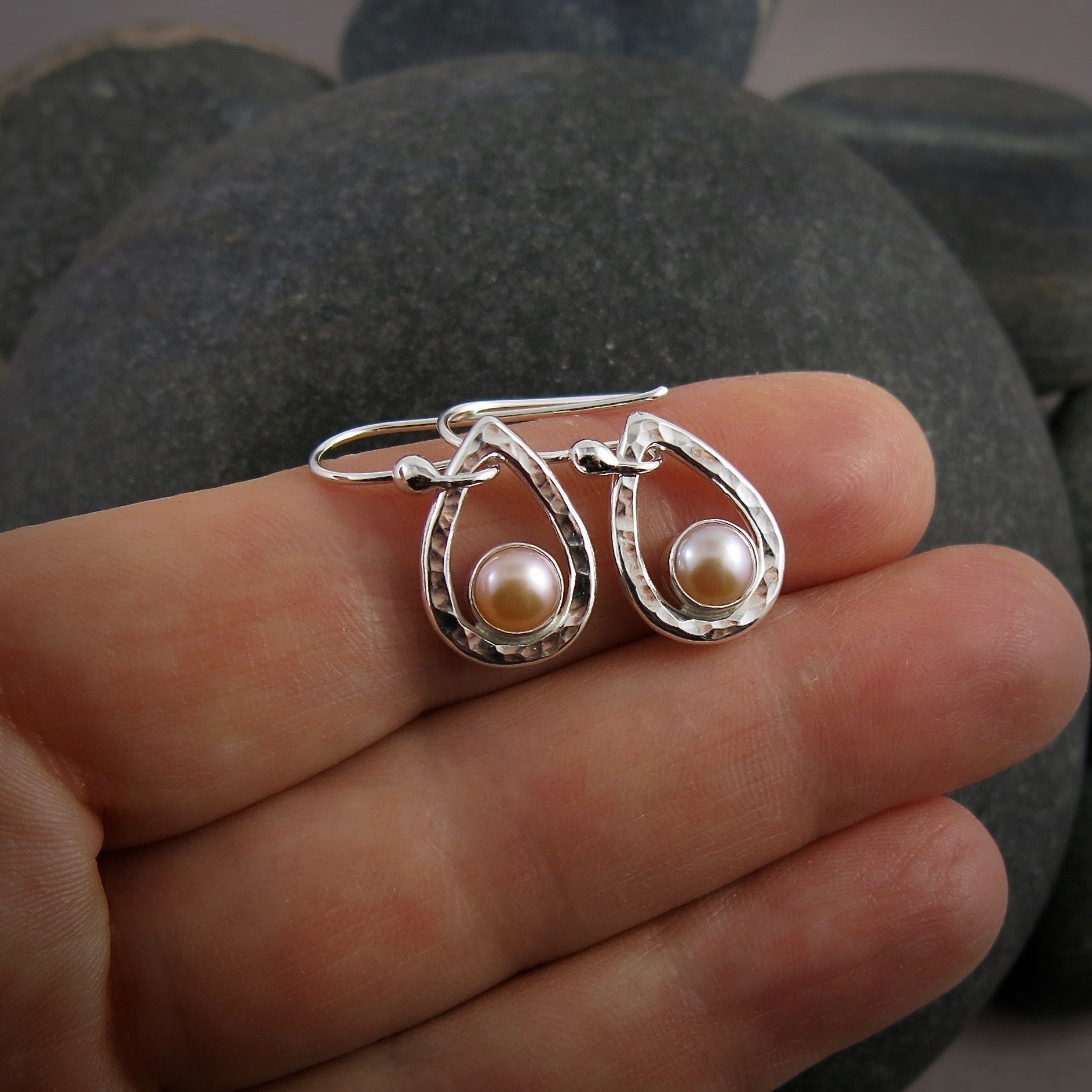 Boucles d'oreilles goutte d'eau en perles de pêche • Argent sterling