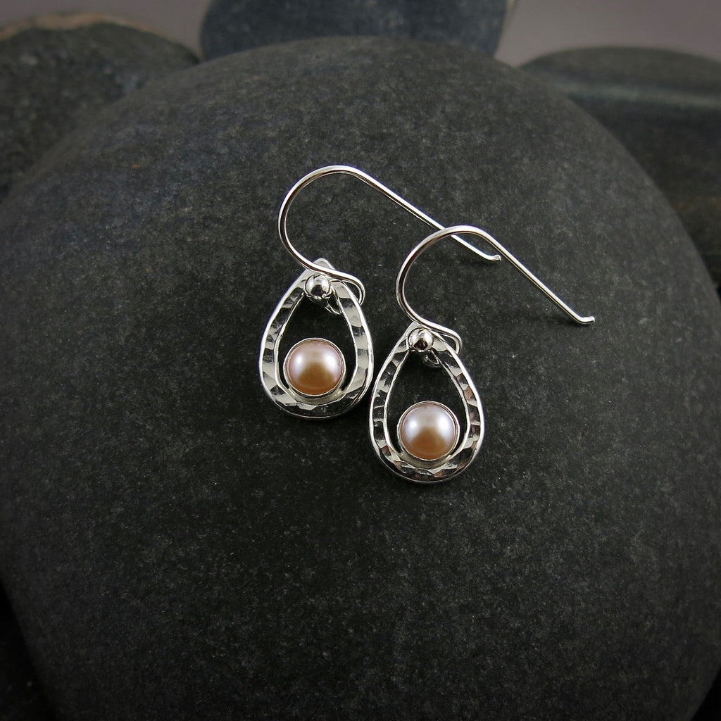 Boucles d'oreilles goutte d'eau en perles de pêche • Argent sterling