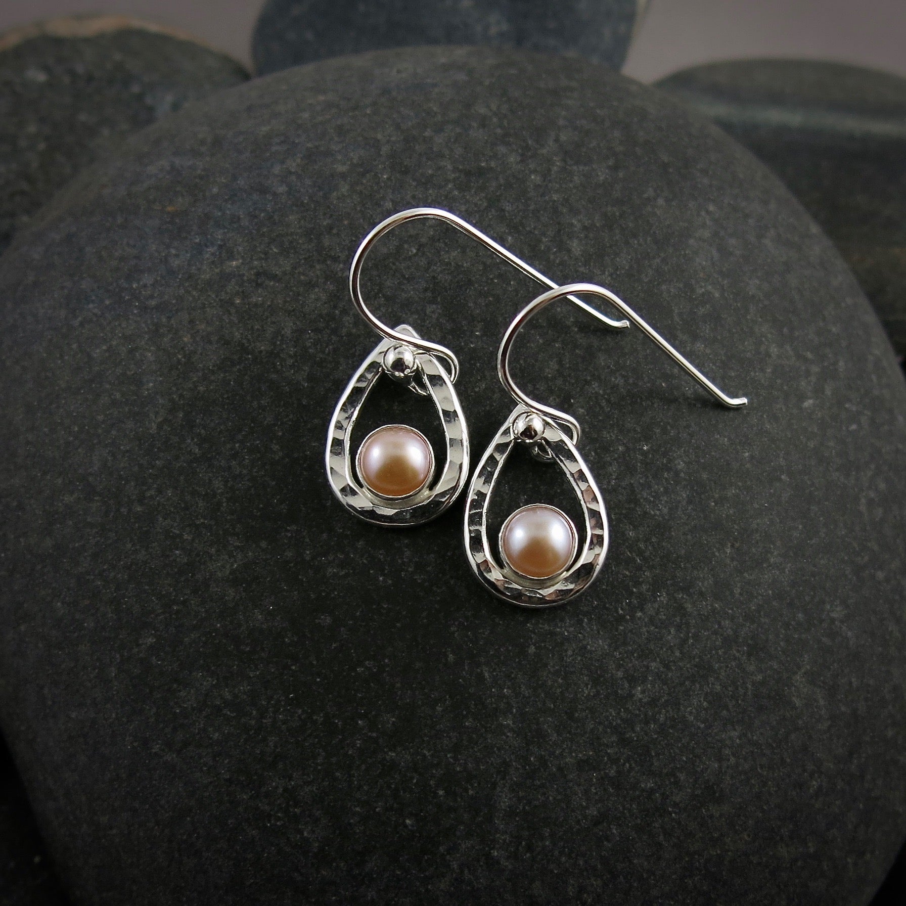 Boucles d'oreilles goutte d'eau en perles de pêche • Argent sterling