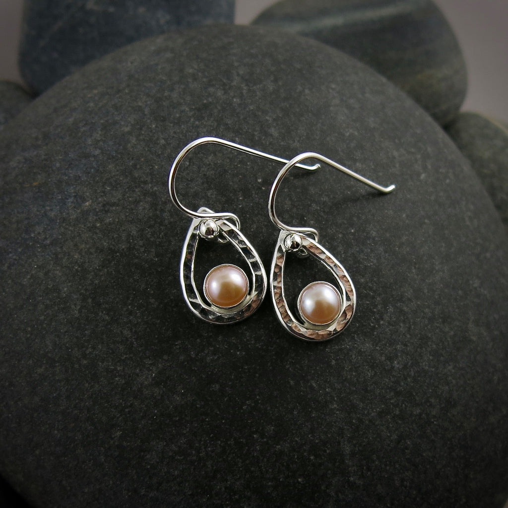 Boucles d'oreilles goutte d'eau en perles de pêche • Argent sterling