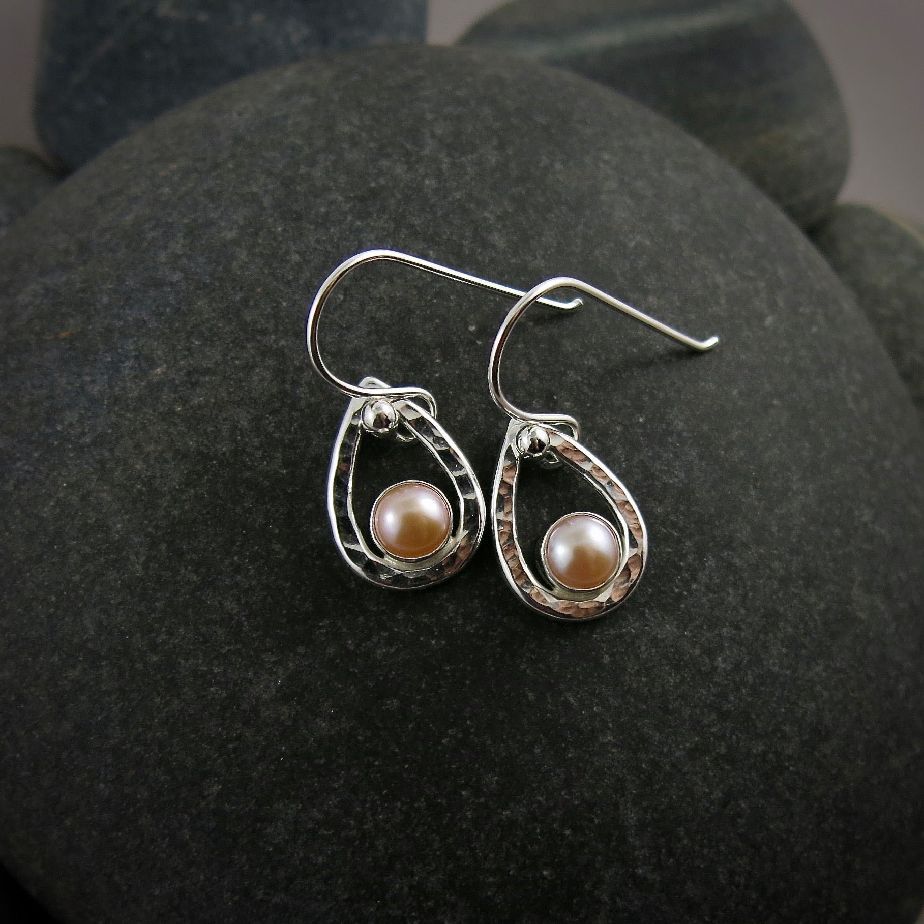 Boucles d'oreilles goutte d'eau en perles de pêche • Argent sterling