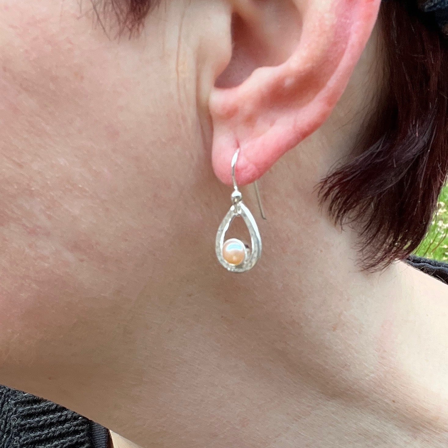 Boucles d'oreilles goutte d'eau en perles de pêche • Argent sterling