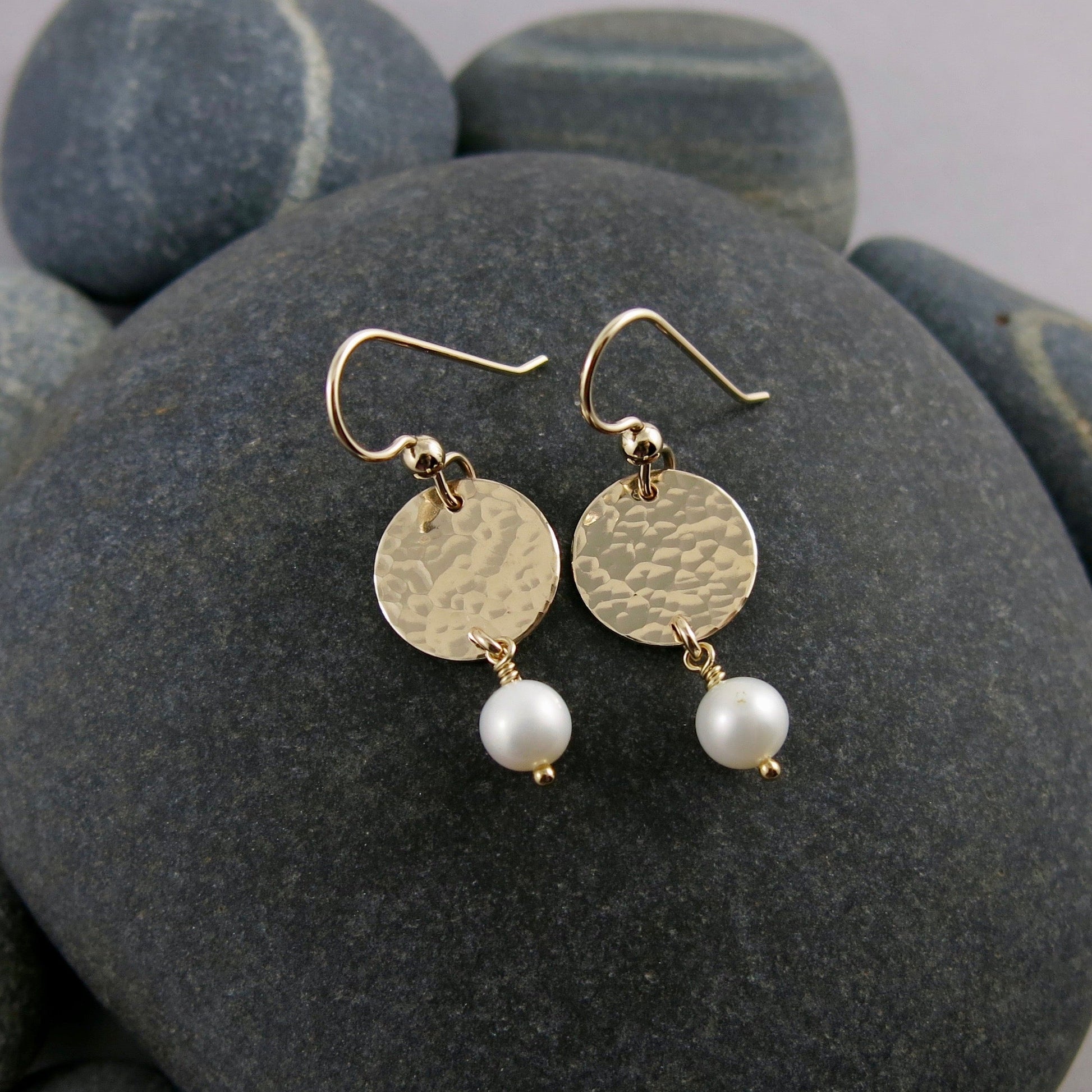 Boucles d'oreilles Pearl Moondrop • Perles d'eau douce blanches et remplissage en or 14 carats