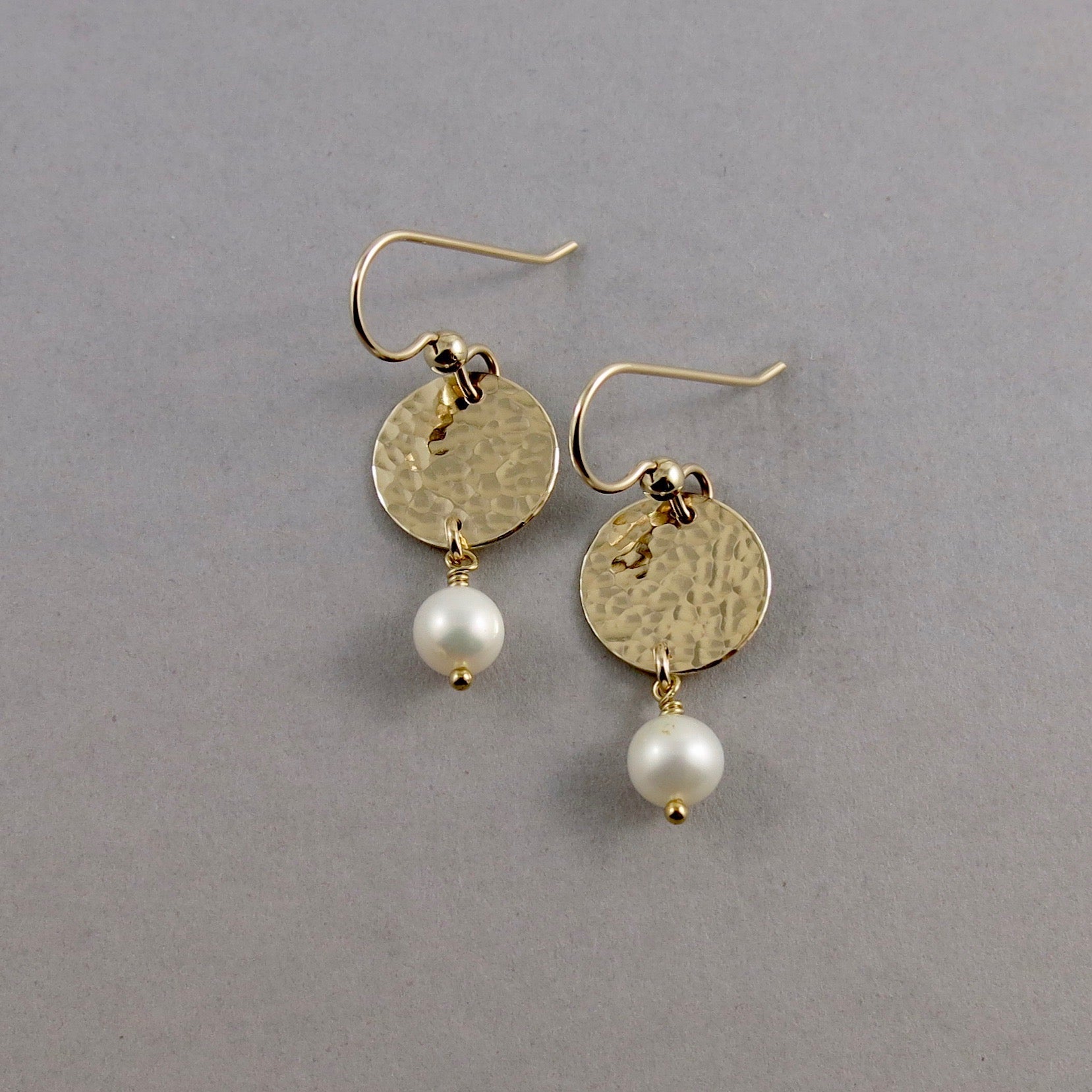 Boucles d'oreilles Pearl Moondrop • Perles d'eau douce blanches et remplissage en or 14 carats