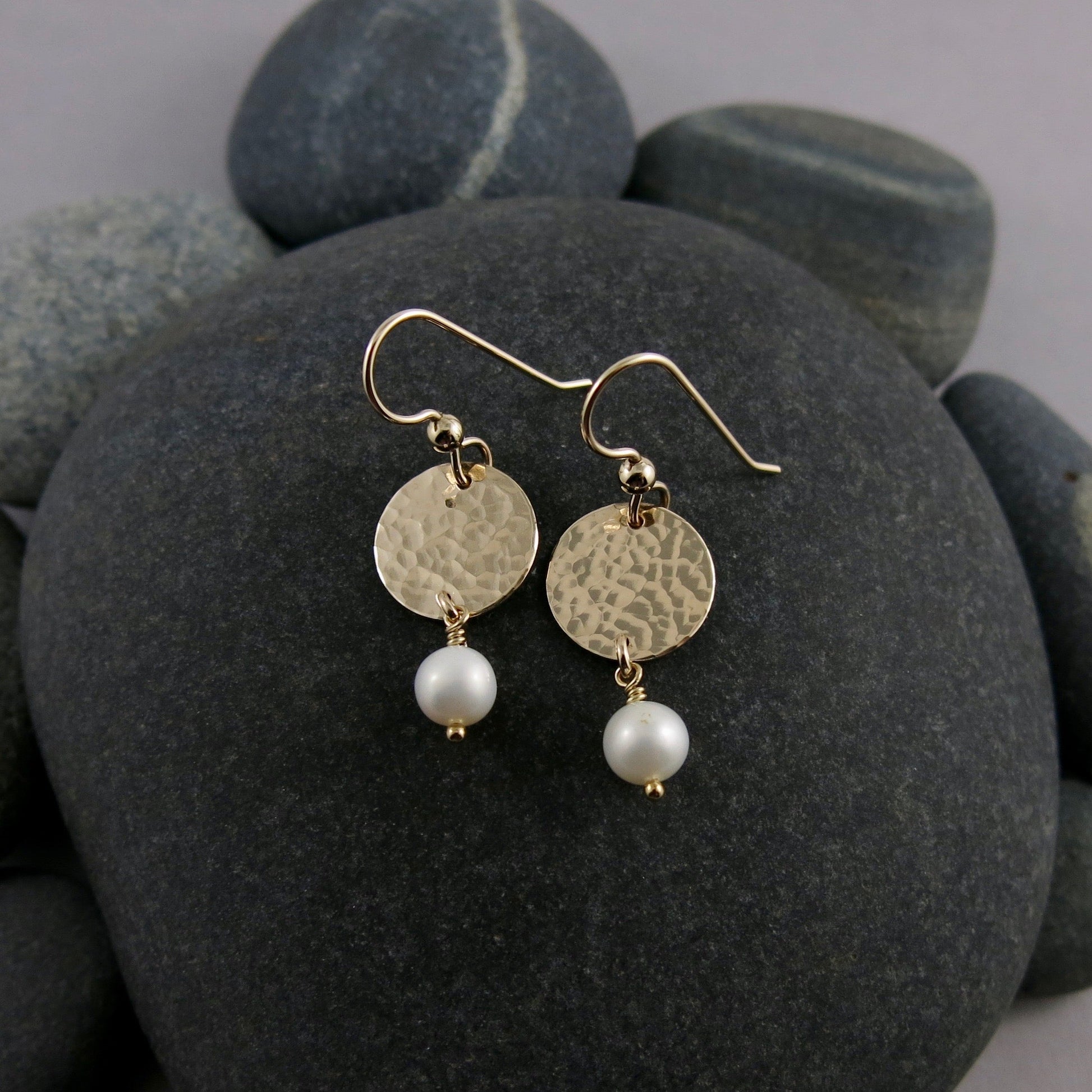 Boucles d'oreilles Pearl Moondrop • Perles d'eau douce blanches et remplissage en or 14 carats