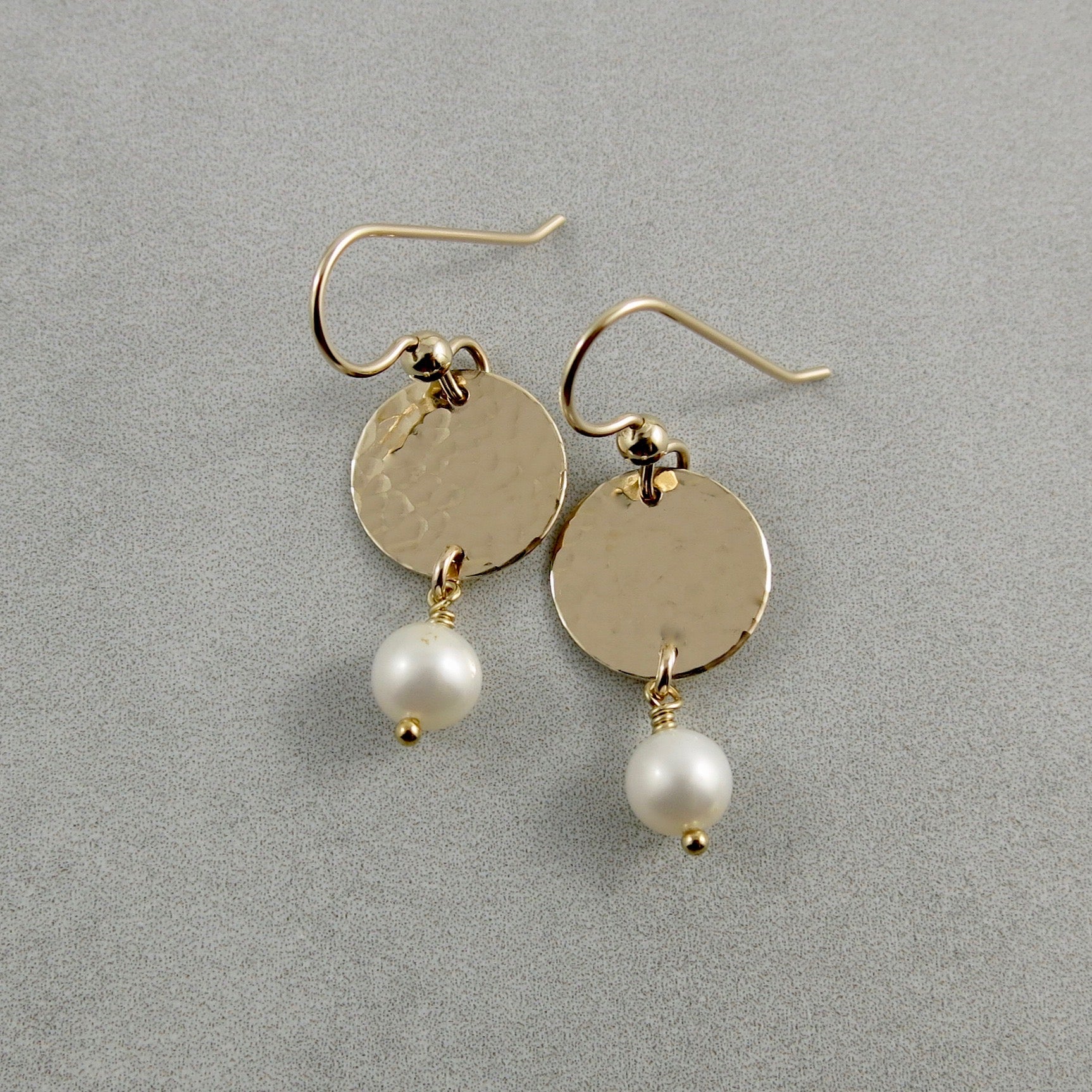 Boucles d'oreilles Pearl Moondrop • Perles d'eau douce blanches et remplissage en or 14 carats