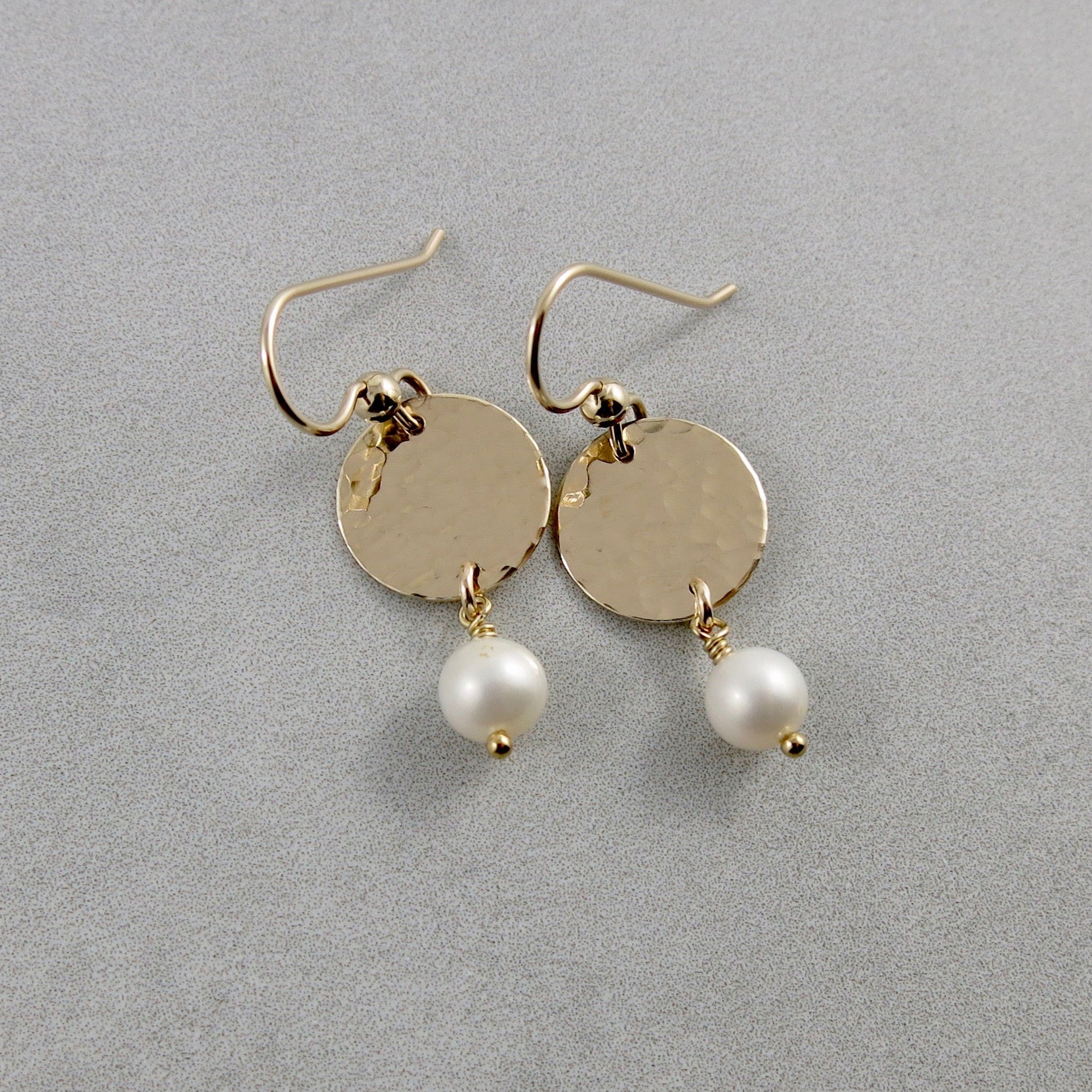 Boucles d'oreilles Pearl Moondrop • Perles d'eau douce blanches et remplissage en or 14 carats