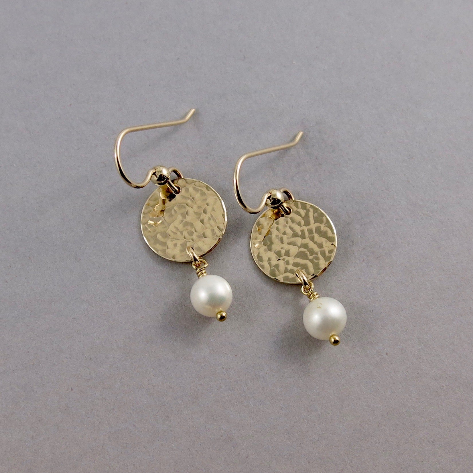 Boucles d'oreilles Pearl Moondrop • Perles d'eau douce blanches et remplissage en or 14 carats