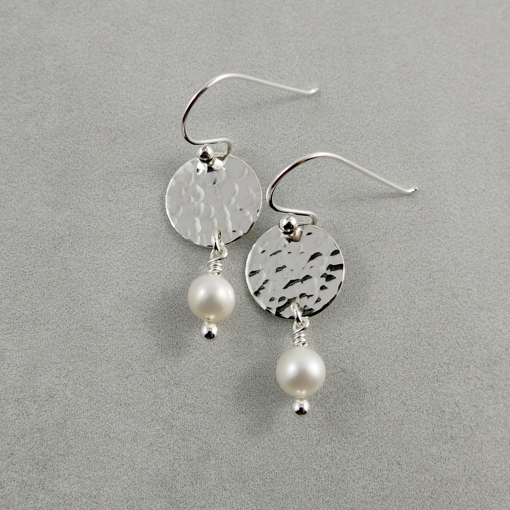 Boucles d'oreilles Pearl Moondrop • Perles d'eau douce blanches et argent sterling
