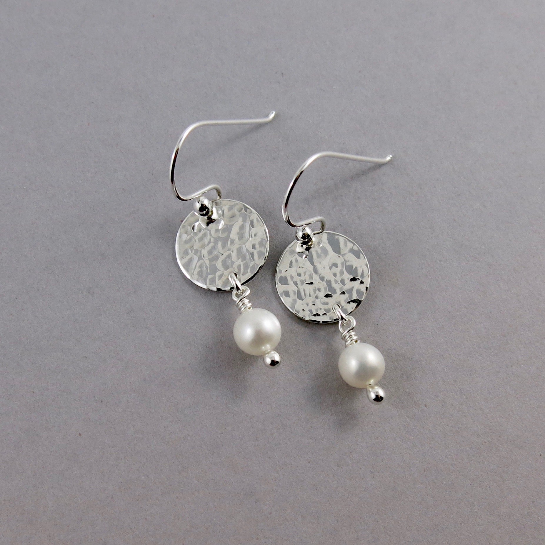 Boucles d'oreilles Pearl Moondrop • Perles d'eau douce blanches et argent sterling