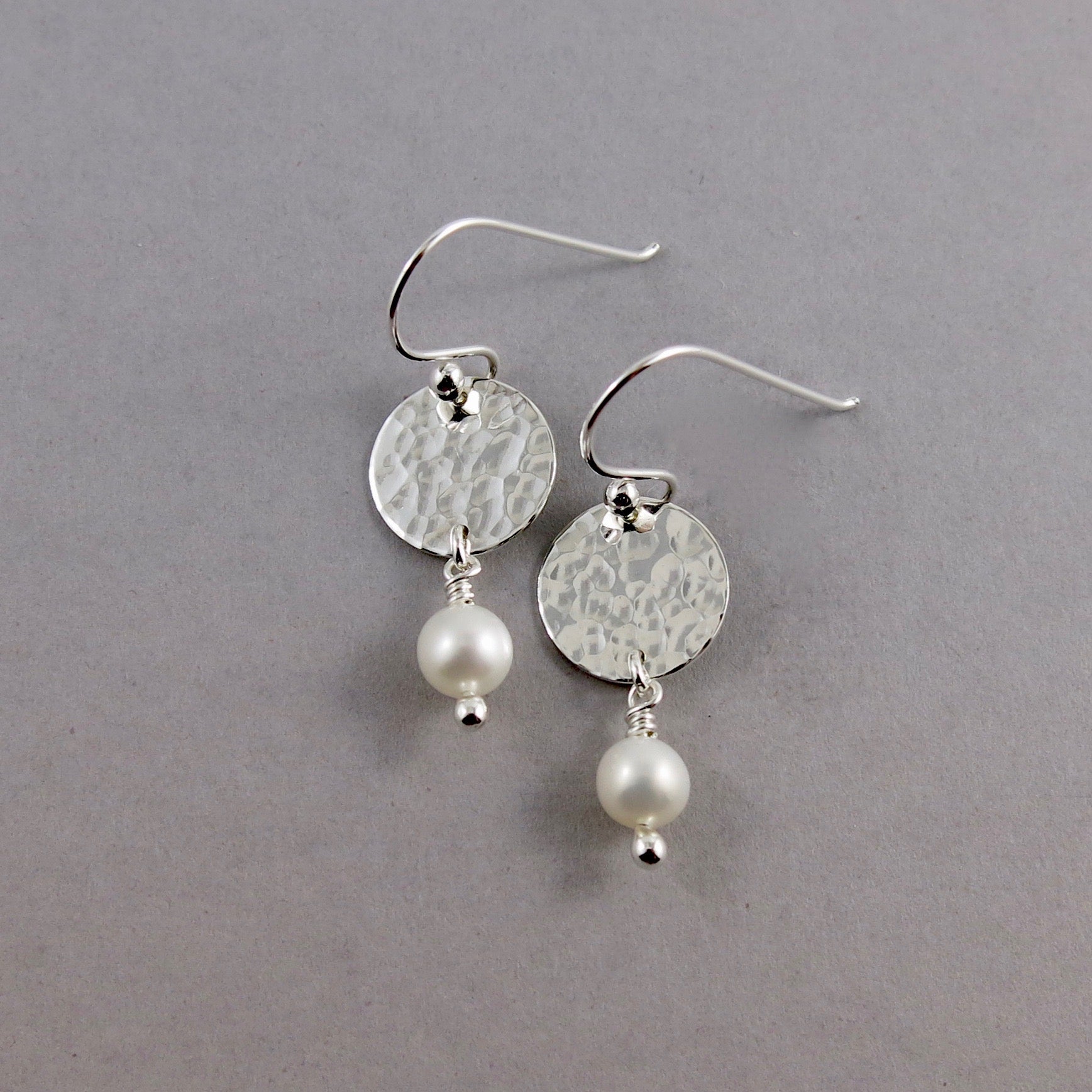 Boucles d'oreilles Pearl Moondrop • Perles d'eau douce blanches et argent sterling