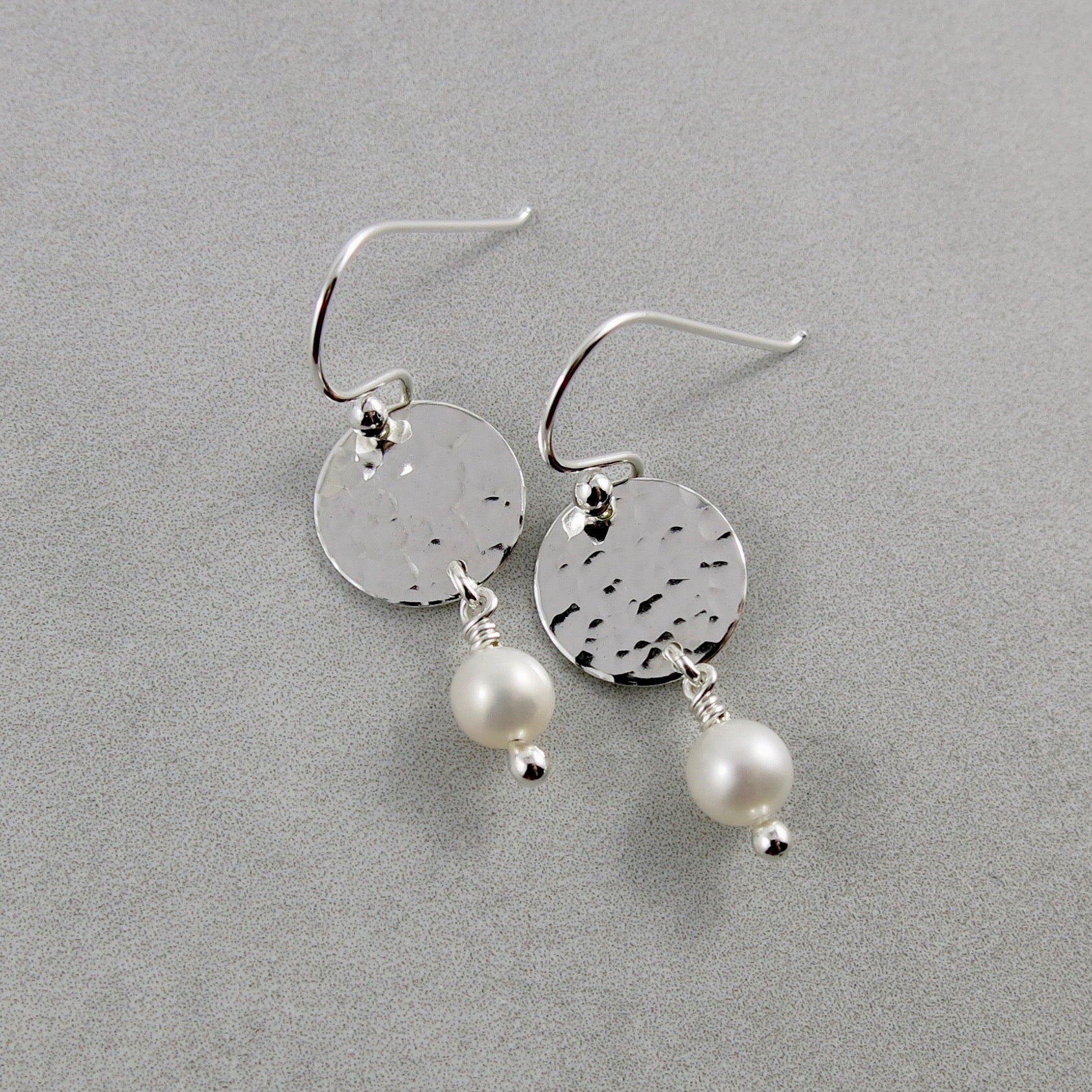 Boucles d'oreilles Pearl Moondrop • Perles d'eau douce blanches et argent sterling