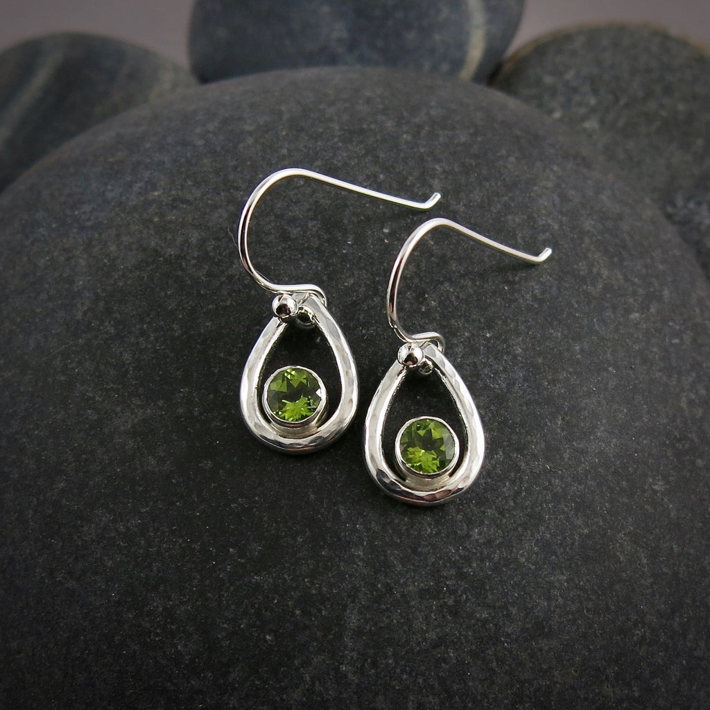 Boucles d'oreilles goutte de pluie péridot • Argent sterling