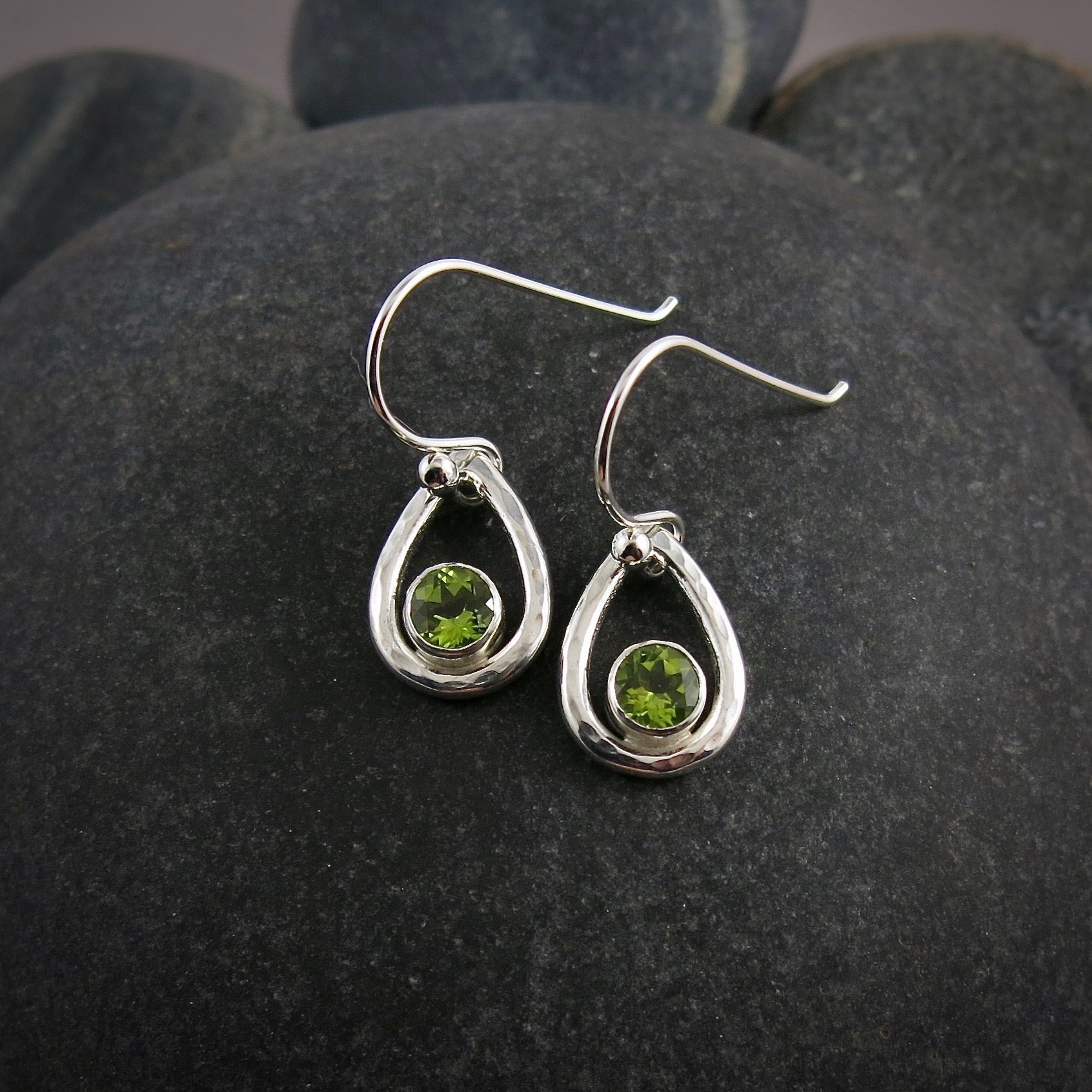 Boucles d'oreilles goutte de pluie péridot • Argent sterling